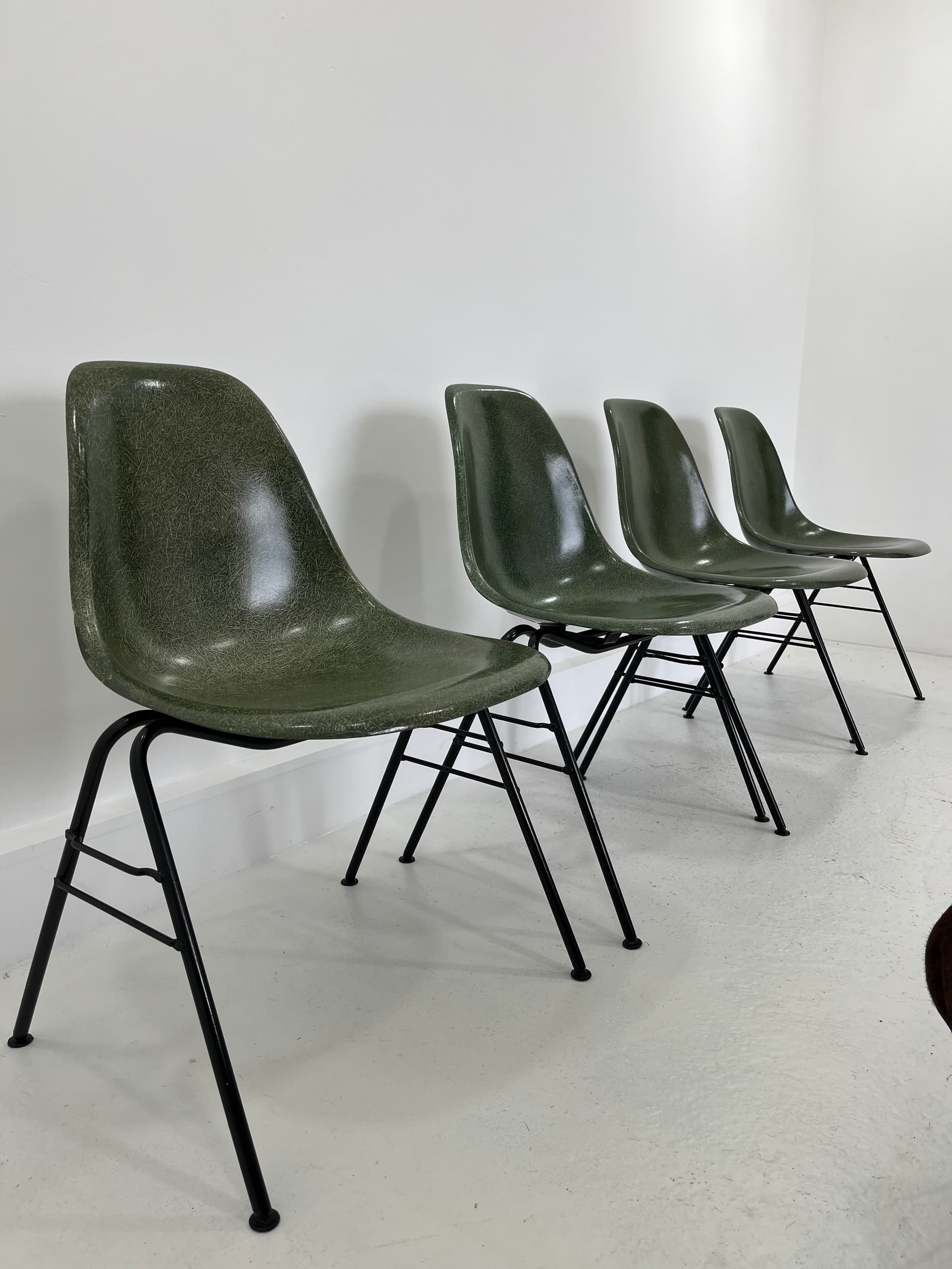 Komplet czterech krzeseł, włókno szklane zielone, stal czarna, proj. C. & R. Eames, Herman Miller, USA, lata 70. - 232015