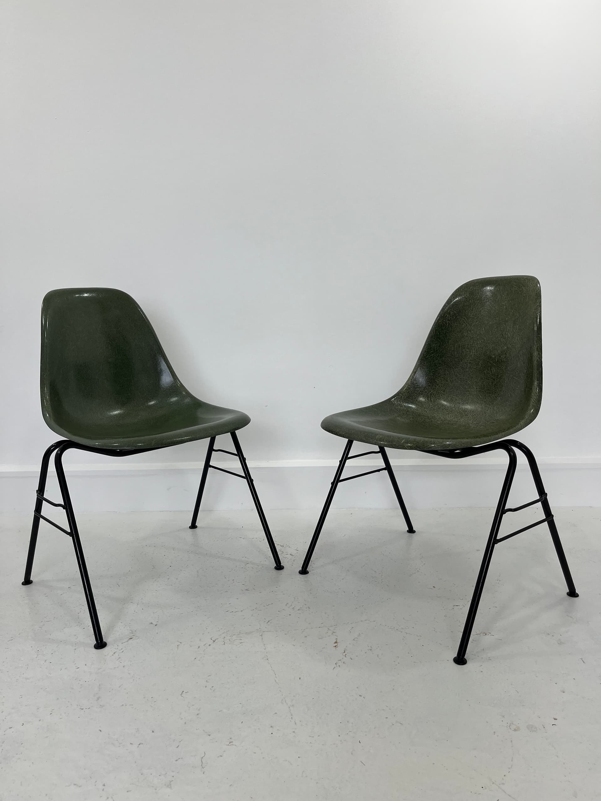 Komplet czterech krzeseł, włókno szklane zielone, stal czarna, proj. C. & R. Eames, Herman Miller, USA, lata 70. - 232020