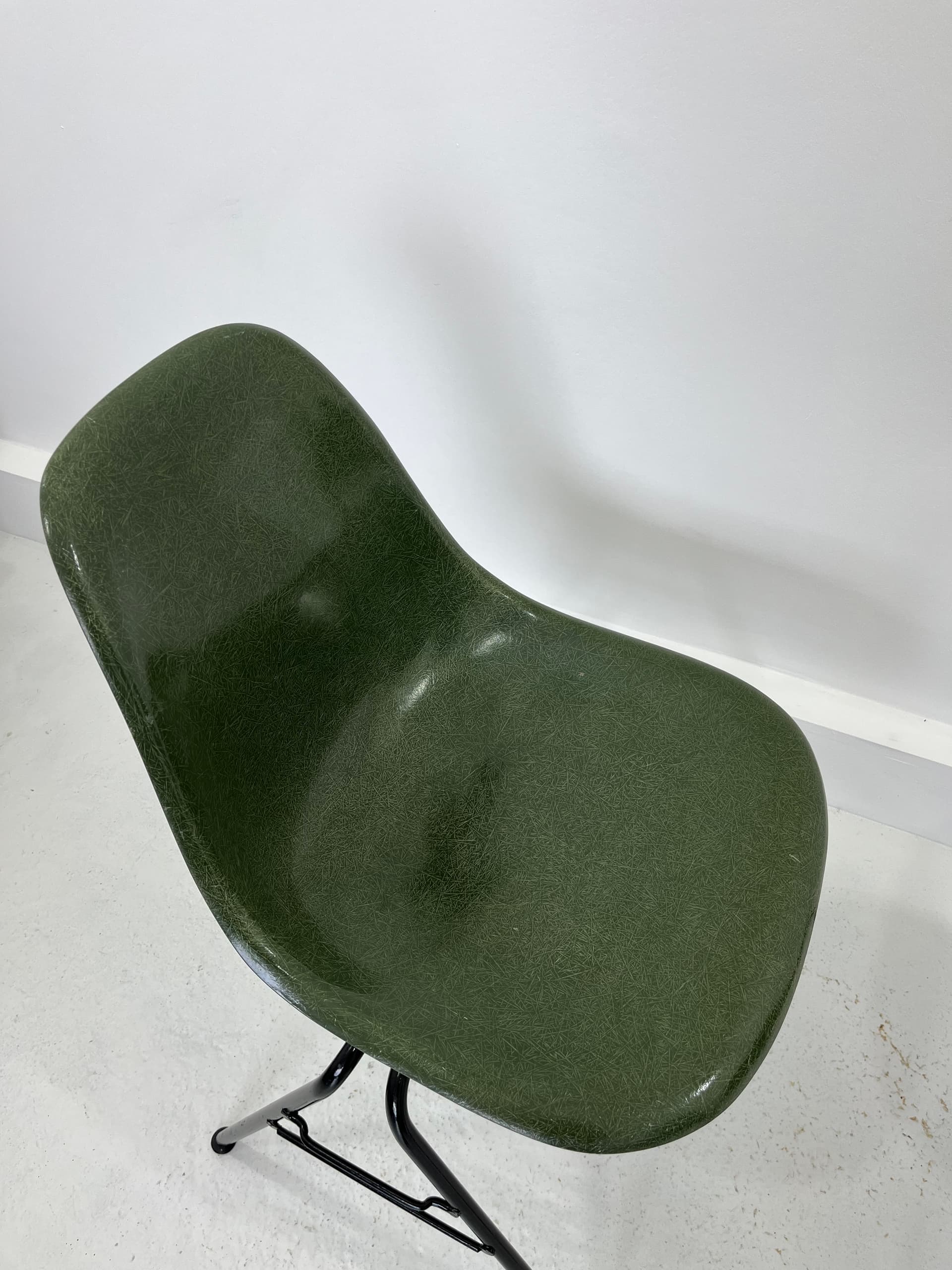 Komplet czterech krzeseł, włókno szklane zielone, stal czarna, proj. C. & R. Eames, Herman Miller, USA, lata 70. - 232022