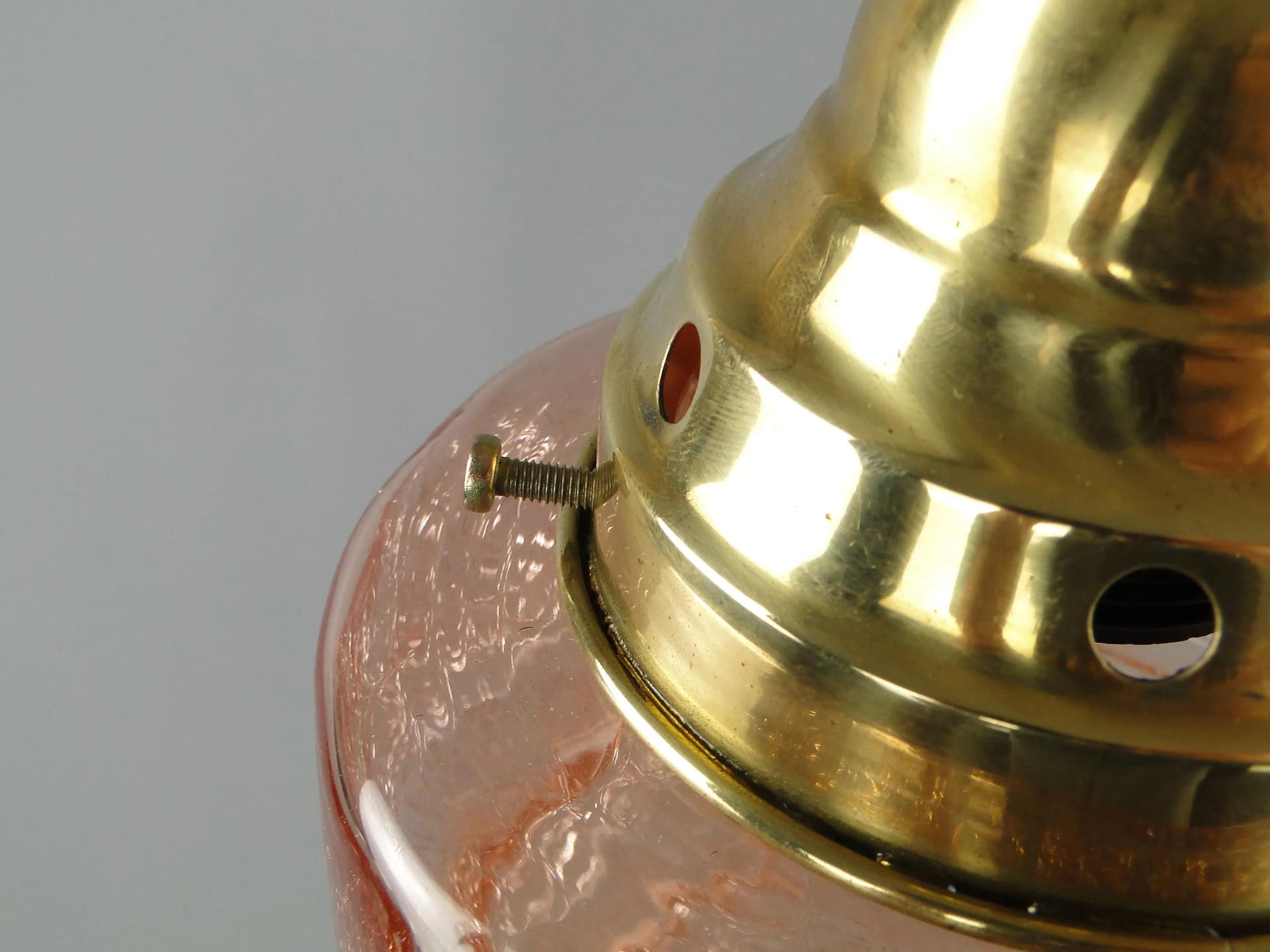 Lampa wisząca Art Deco, szkło różowy, mosiądz, Polska, lata 20. - 17103