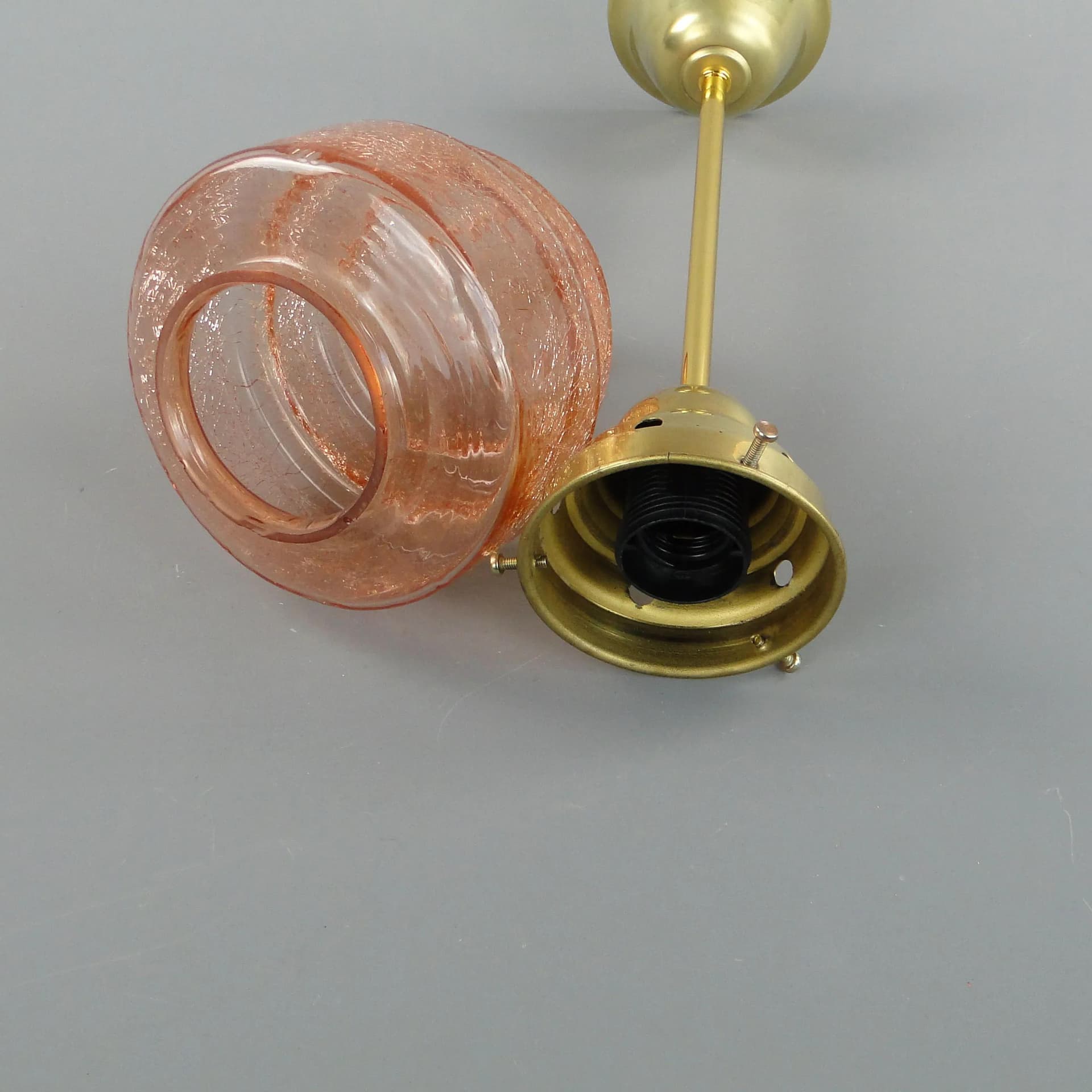 Lampa wisząca Art Deco, szkło różowy, mosiądz, Polska, lata 20. - 17106