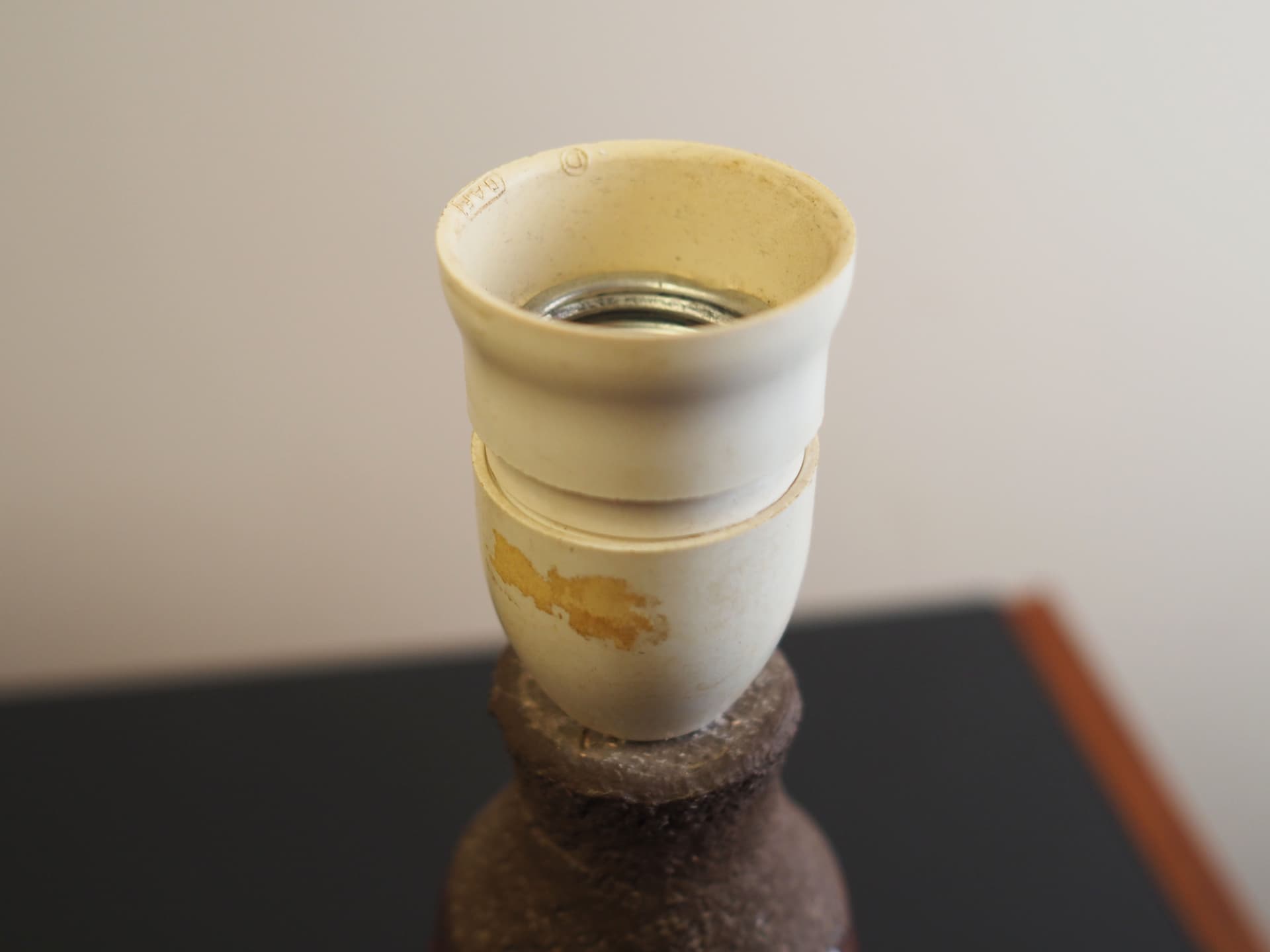 Lampka stołowa, mid-century modern, ceramika brązowa, abażur beżowy, Dania, lata 60. - 77534