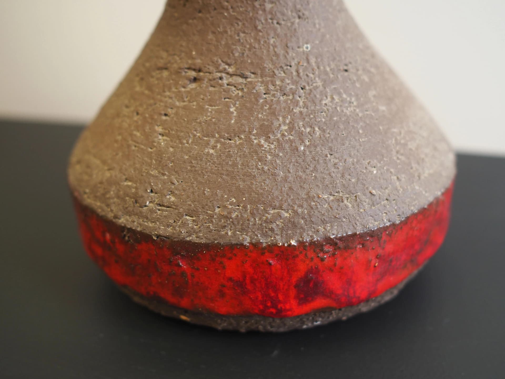 Lampka stołowa, mid-century modern, ceramika brązowa, abażur beżowy, Dania, lata 60. - 17410