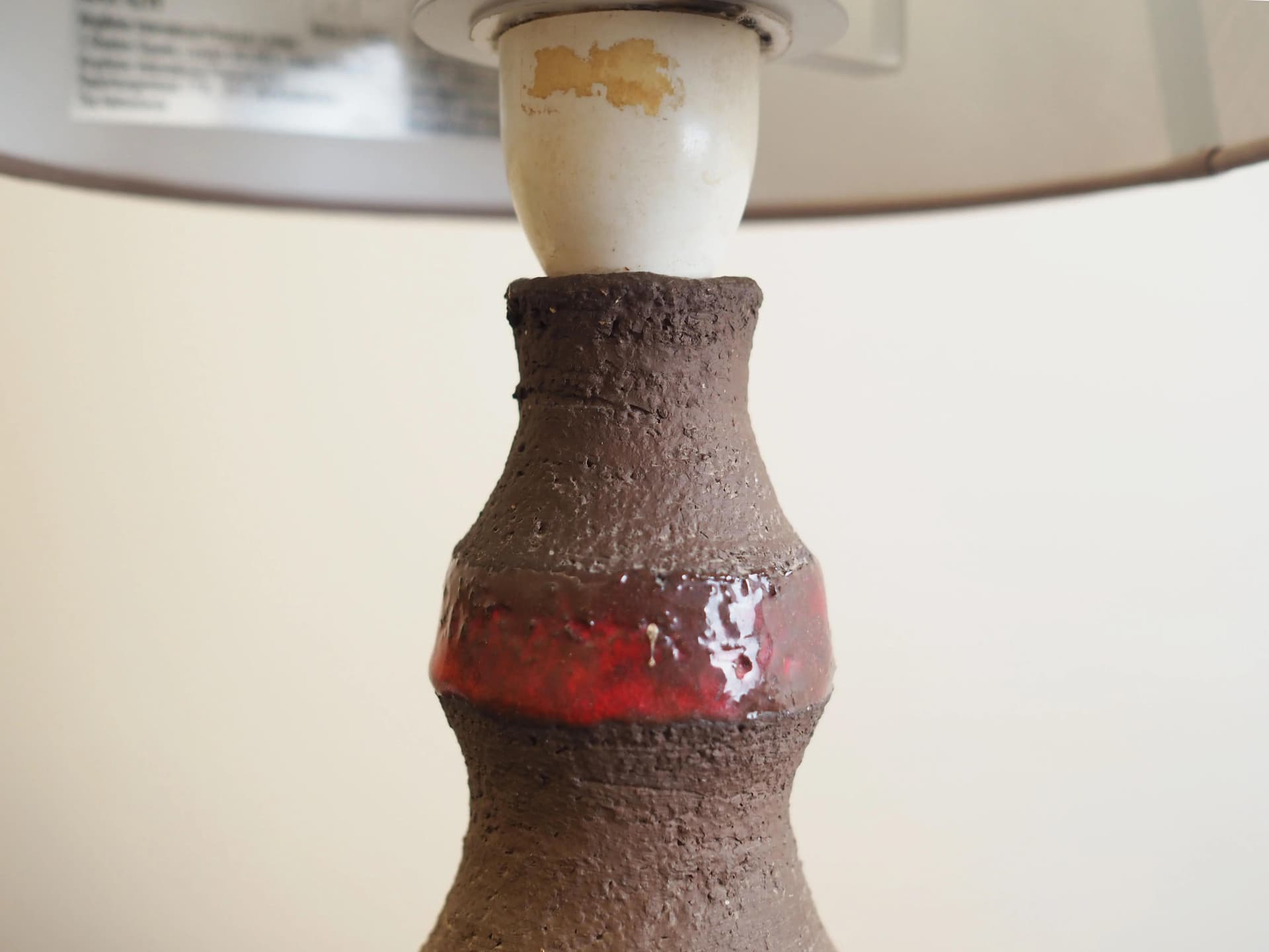 Lampka stołowa, mid-century modern, ceramika brązowa, abażur beżowy, Dania, lata 60. - 17412