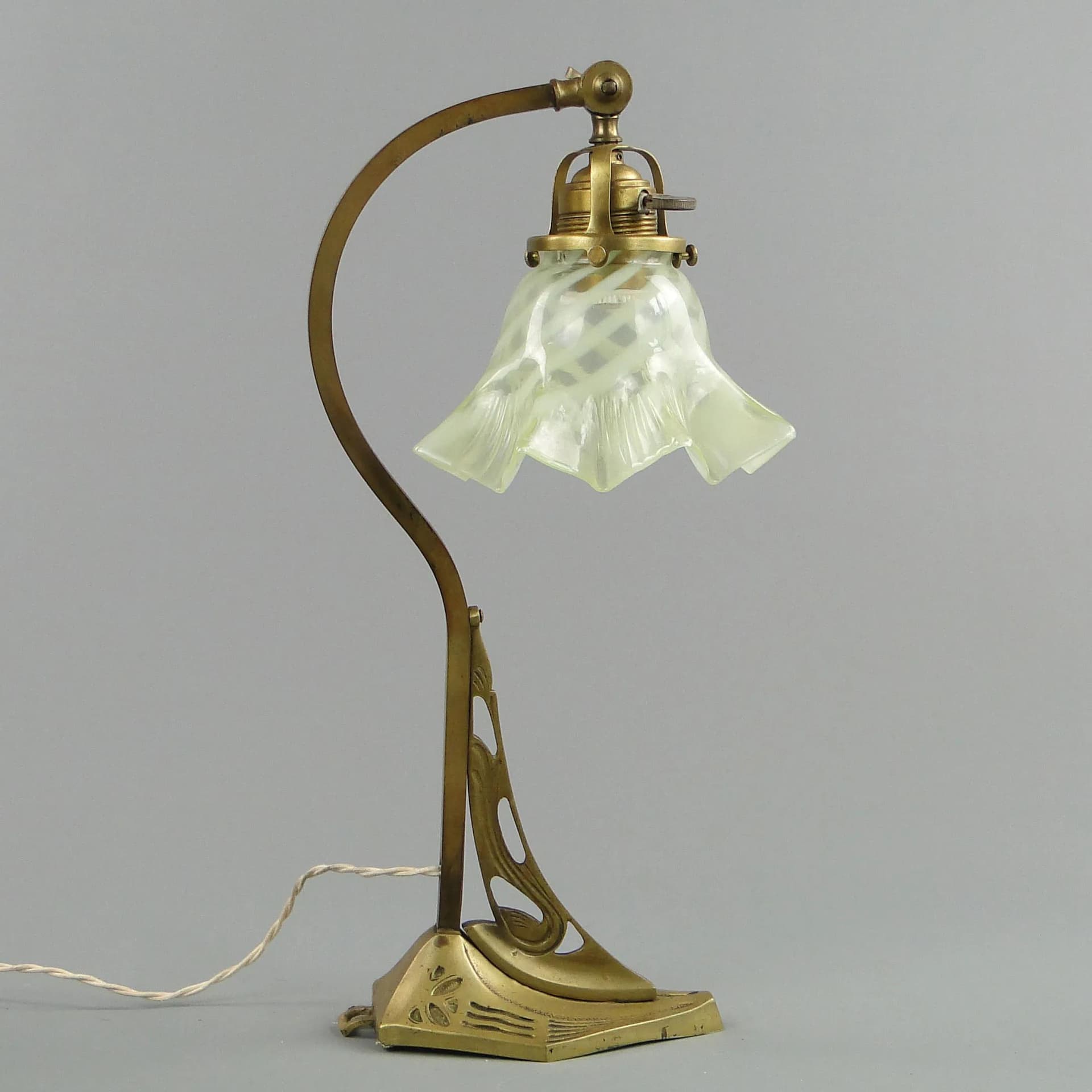 Kinkiet secesyjny, szkło uranowe żółty, mosiądz, Polska, początek XX w. - 17085