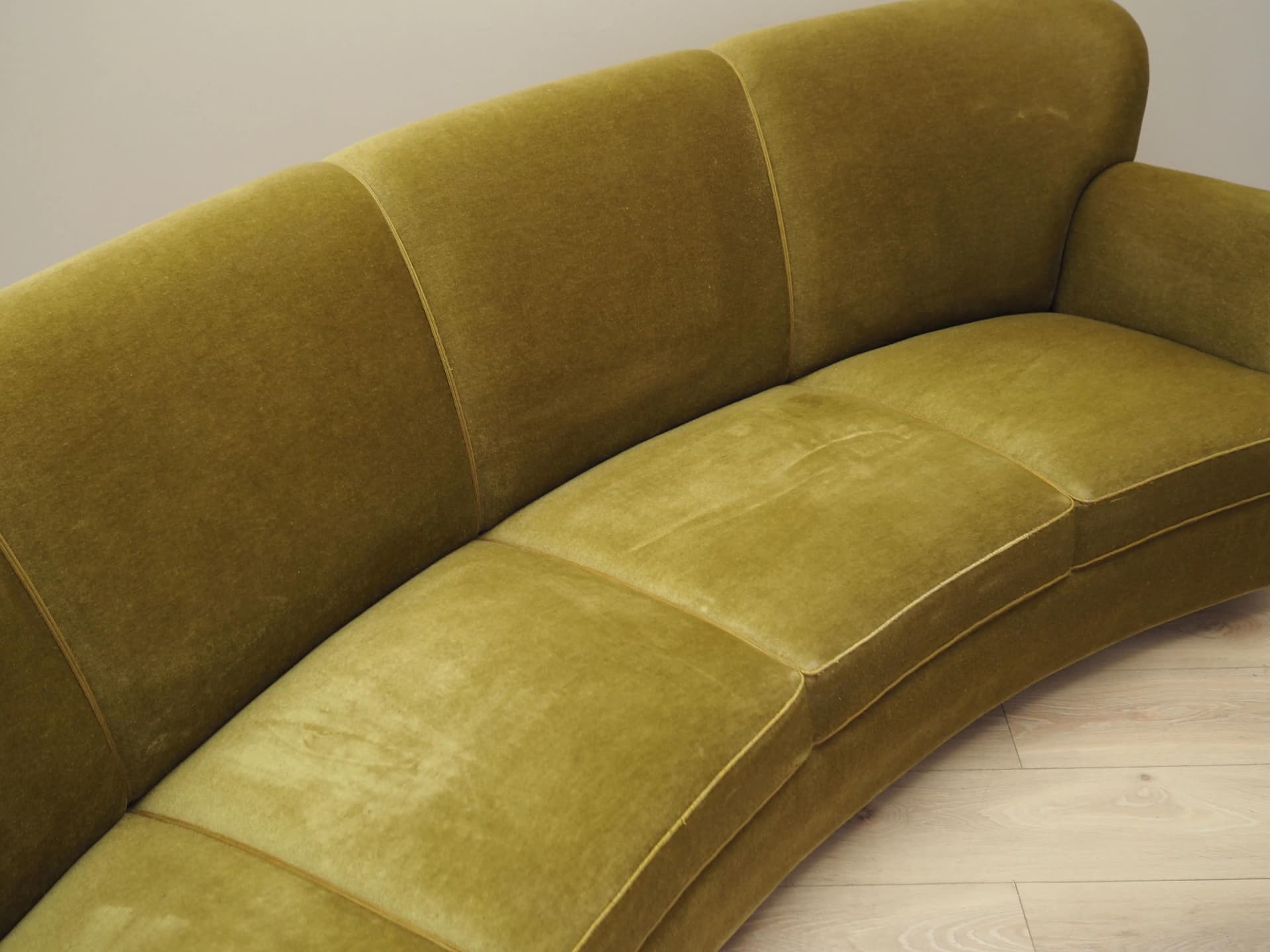 Sofa, velvet zielony, drewno buk, Dania, lata 60. - 17372