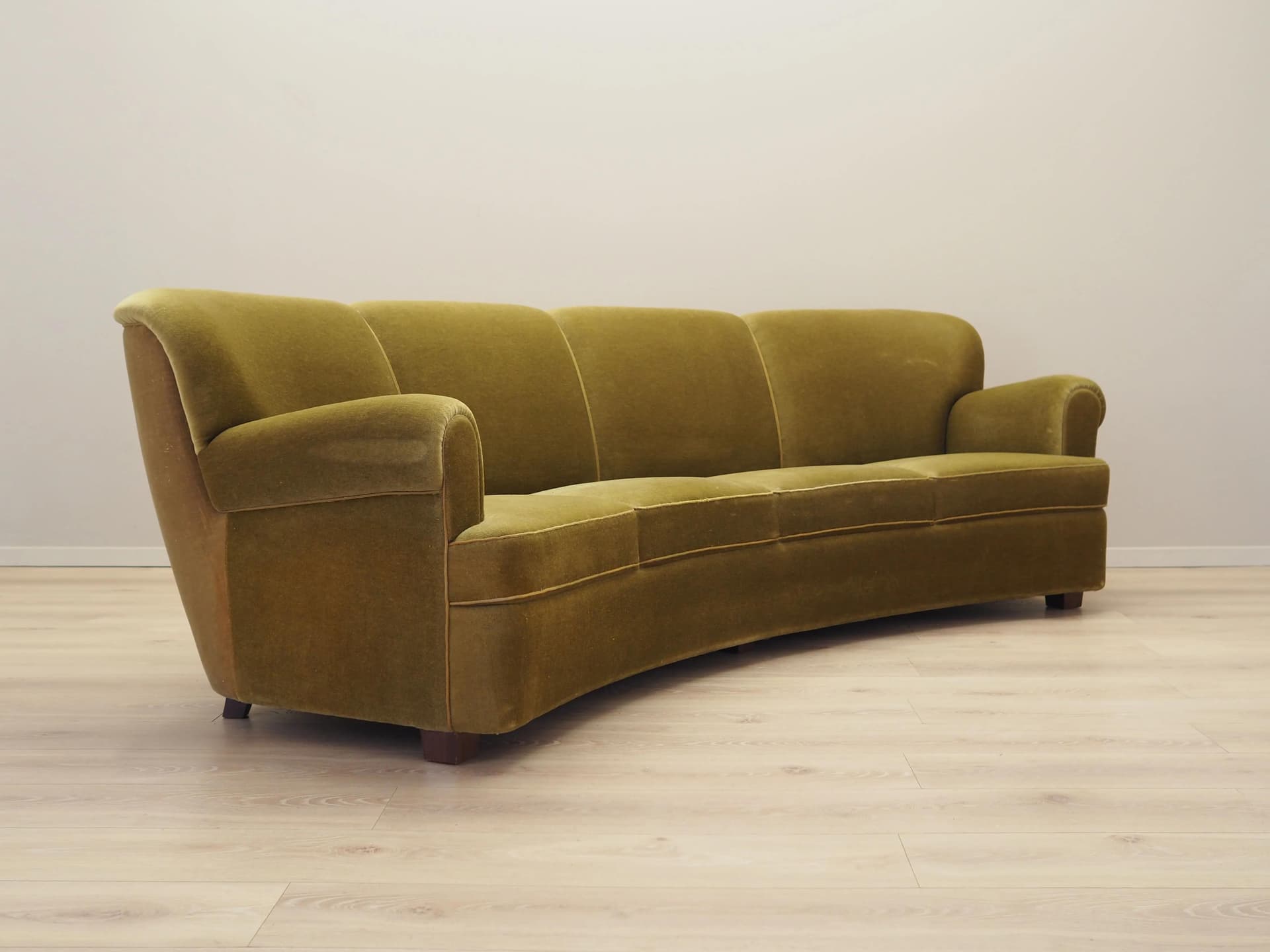 Sofa, velvet zielony, drewno buk, Dania, lata 60. - 17370