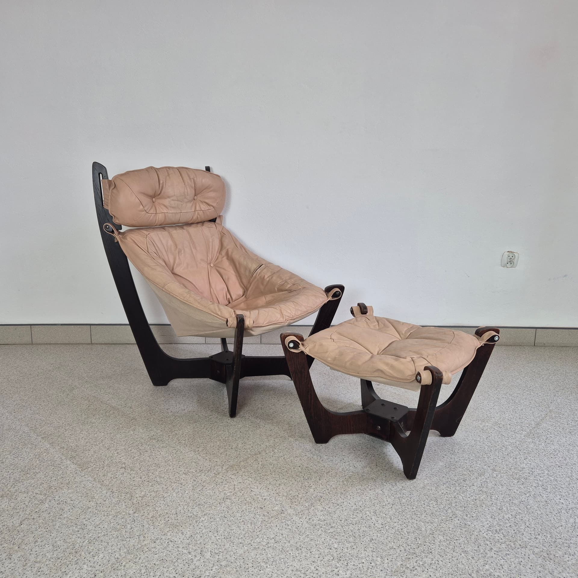 Fotel z podnóżkiem Luna, skóra beżowa, drewno ciemne, proj. O. Knutsen, Norwegia, lata 60. - 240057