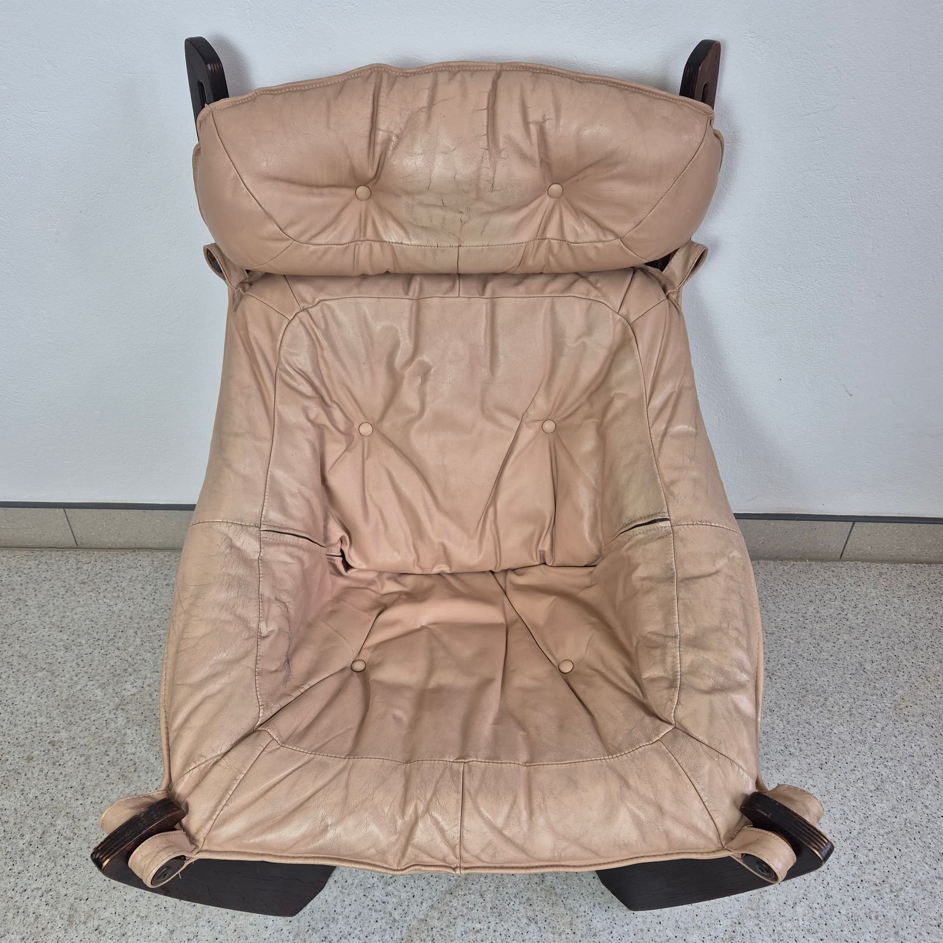 Fotel z podnóżkiem Luna, skóra beżowa, drewno ciemne, proj. O. Knutsen, Norwegia, lata 60. - 240062