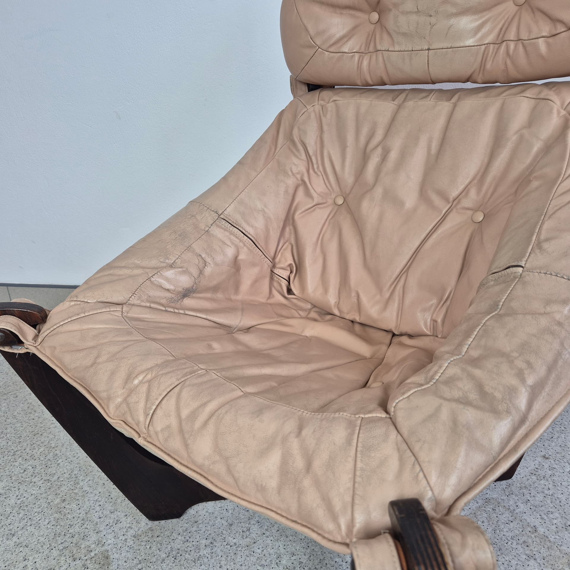 Fotel z podnóżkiem Luna, skóra beżowa, drewno ciemne, proj. O. Knutsen, Norwegia, lata 60. - 240061