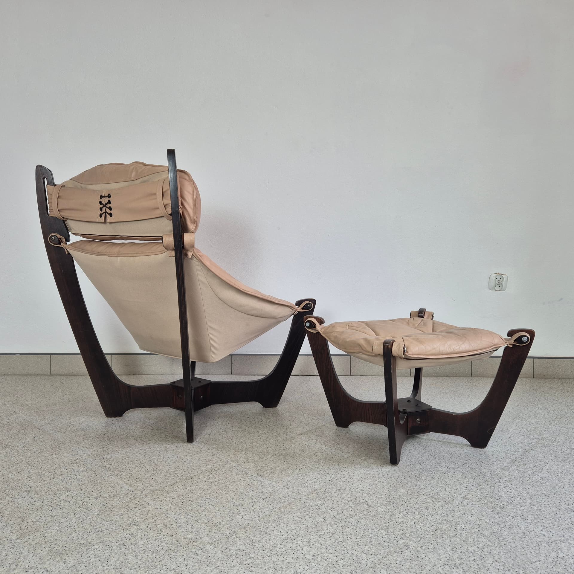 Fotel z podnóżkiem Luna, skóra beżowa, drewno ciemne, proj. O. Knutsen, Norwegia, lata 60. - 240058