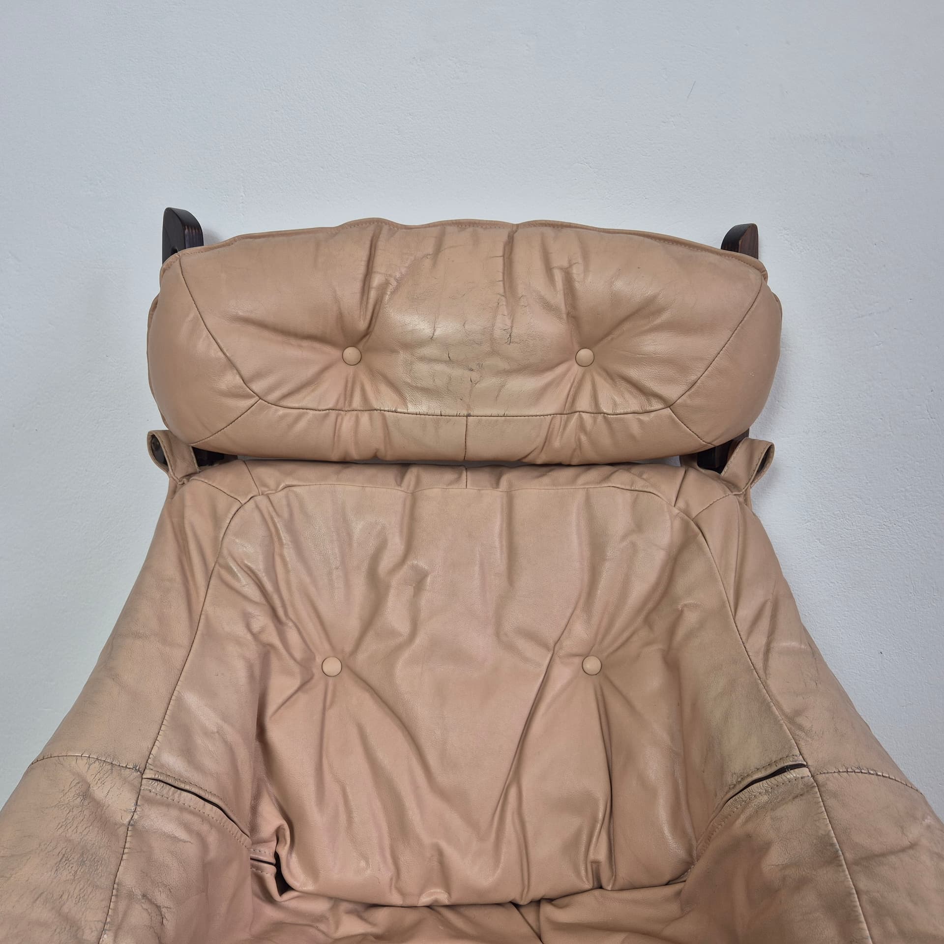 Fotel z podnóżkiem Luna, skóra beżowa, drewno ciemne, proj. O. Knutsen, Norwegia, lata 60. - 240060