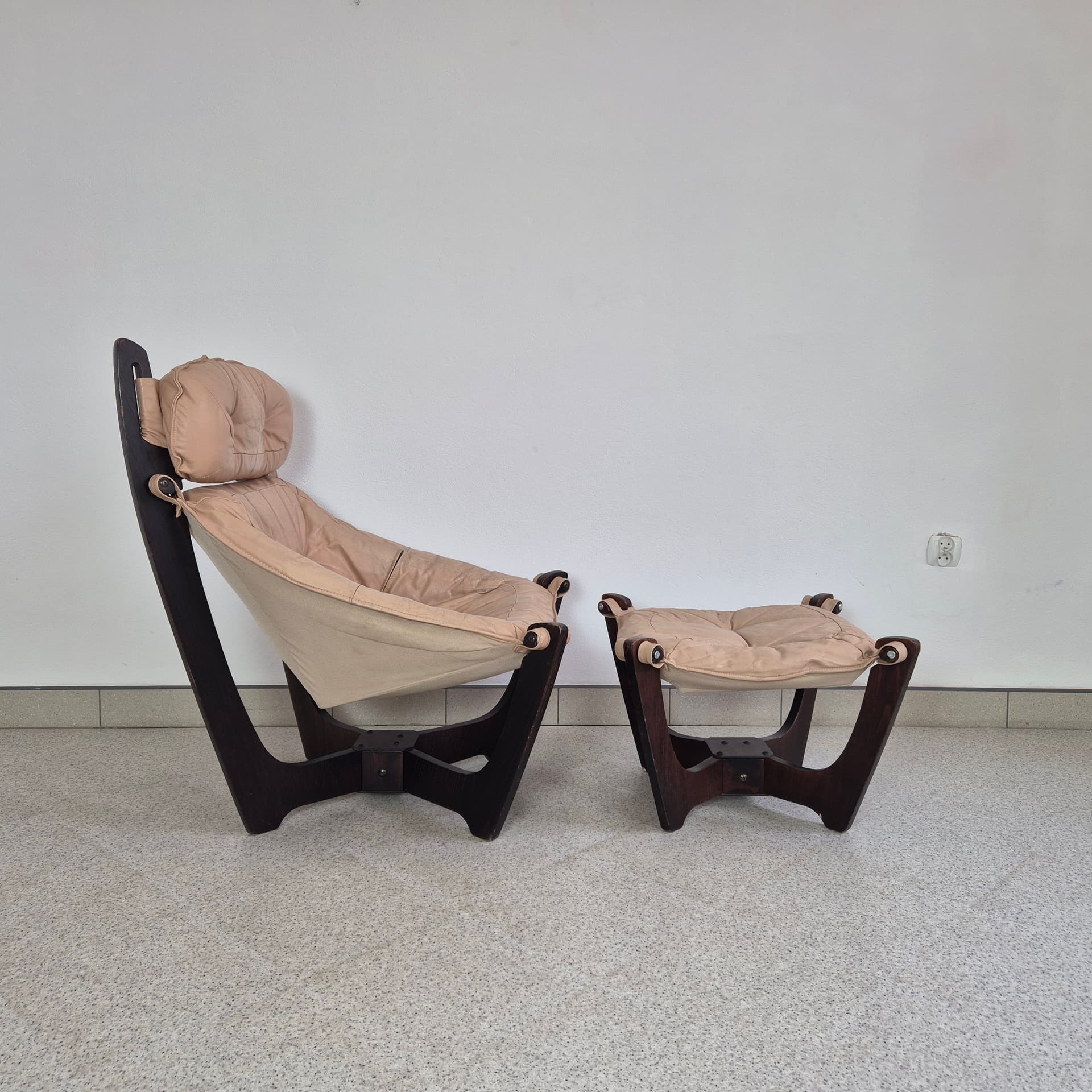 Fotel z podnóżkiem Luna, skóra beżowa, drewno ciemne, proj. O. Knutsen, Norwegia, lata 60. - 240059