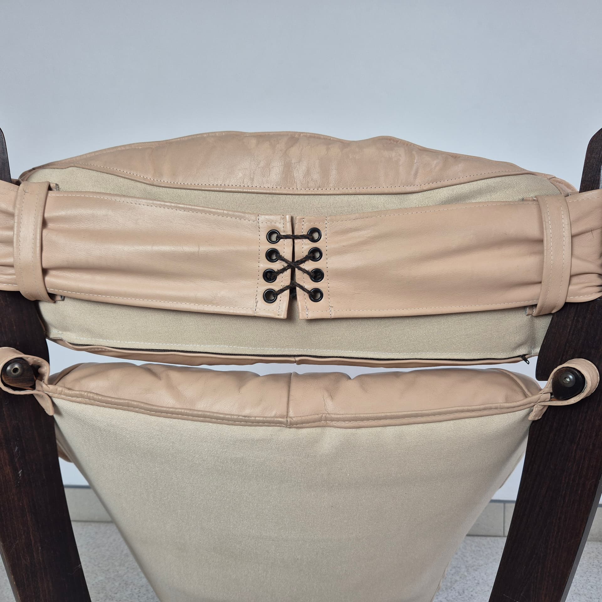 Fotel z podnóżkiem Luna, skóra beżowa, drewno ciemne, proj. O. Knutsen, Norwegia, lata 60. - 240064