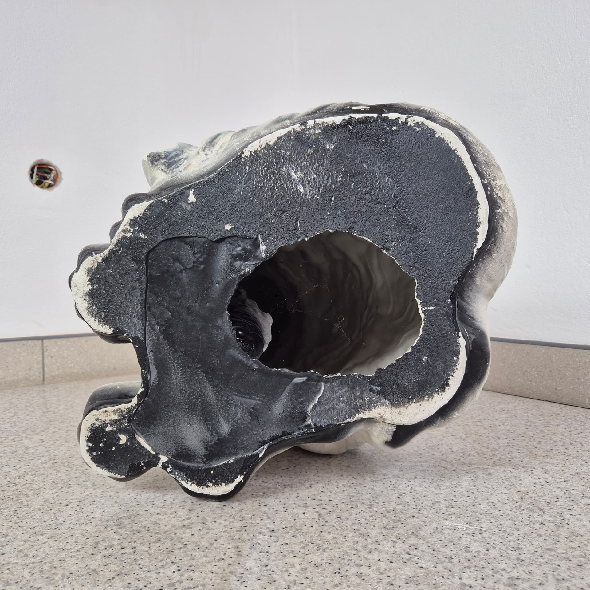 Figura bernardyna, ceramika beżowa, Niemcy, lata 60. - 240092