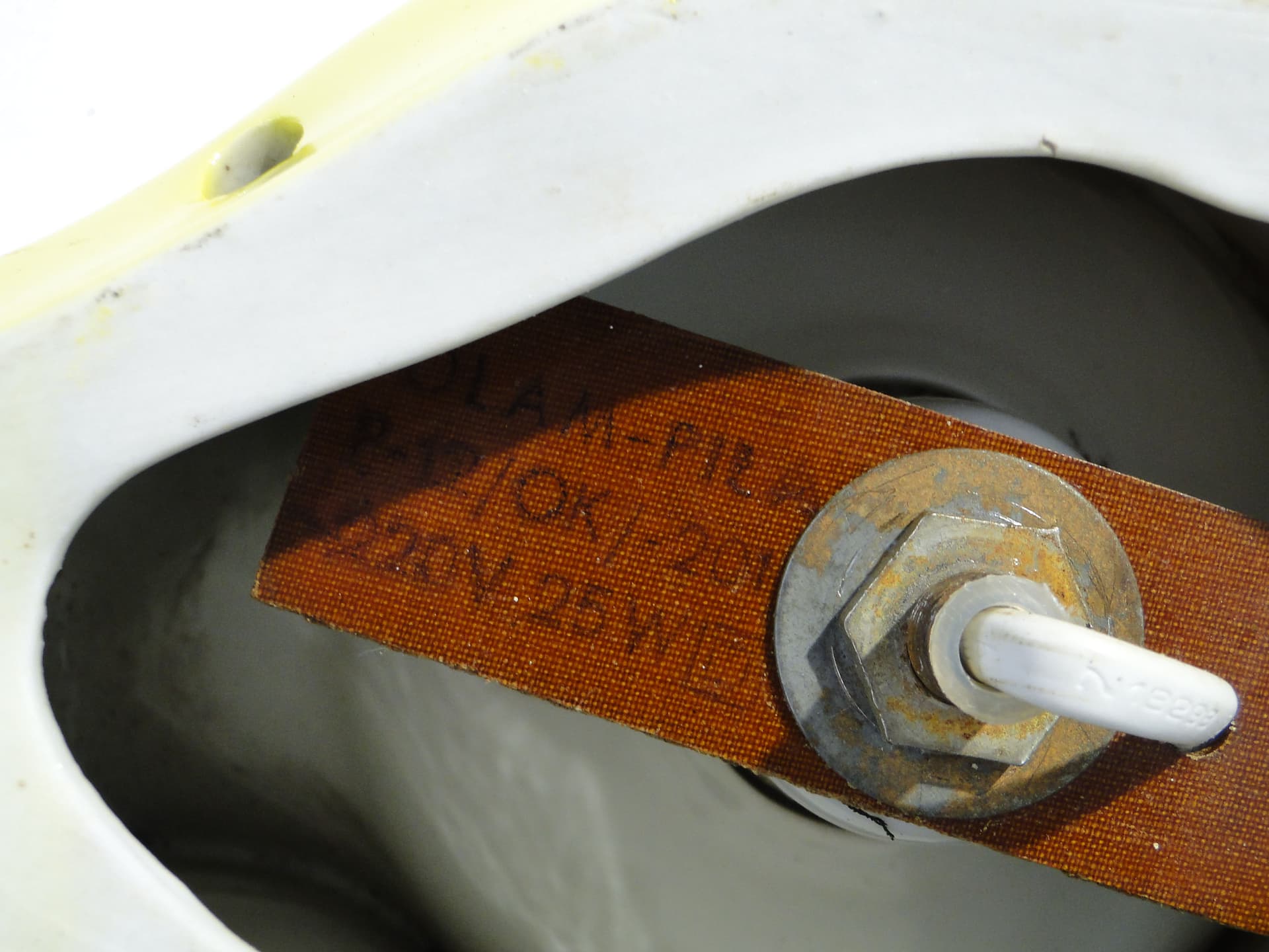 Kinkiet, ceramika żółta, proj. A. Sadulski, Polska, lata 70. - 1766