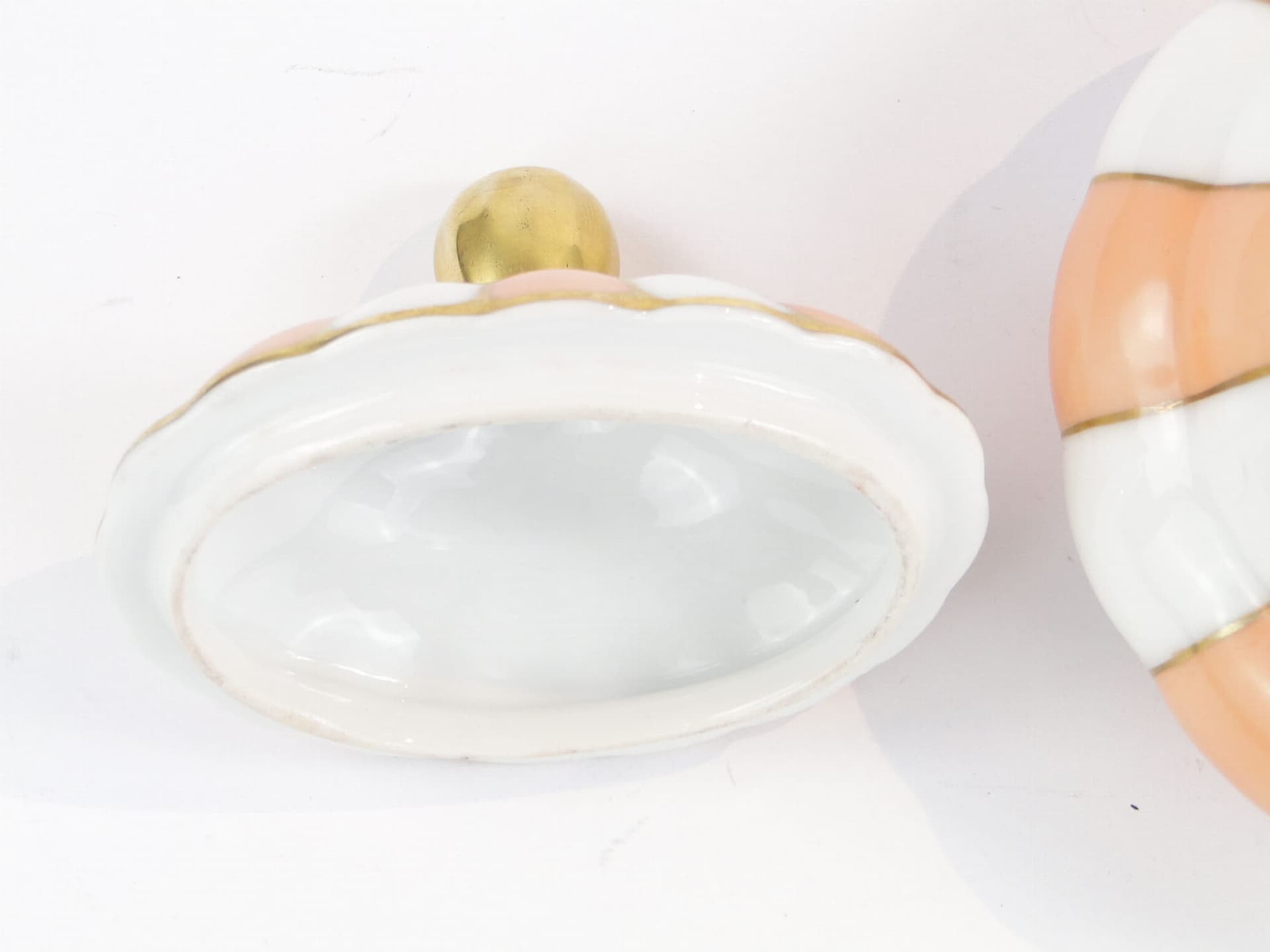 Bomboniera, biała porcelana, złocenia, Czechy, początek XX w. - 240497