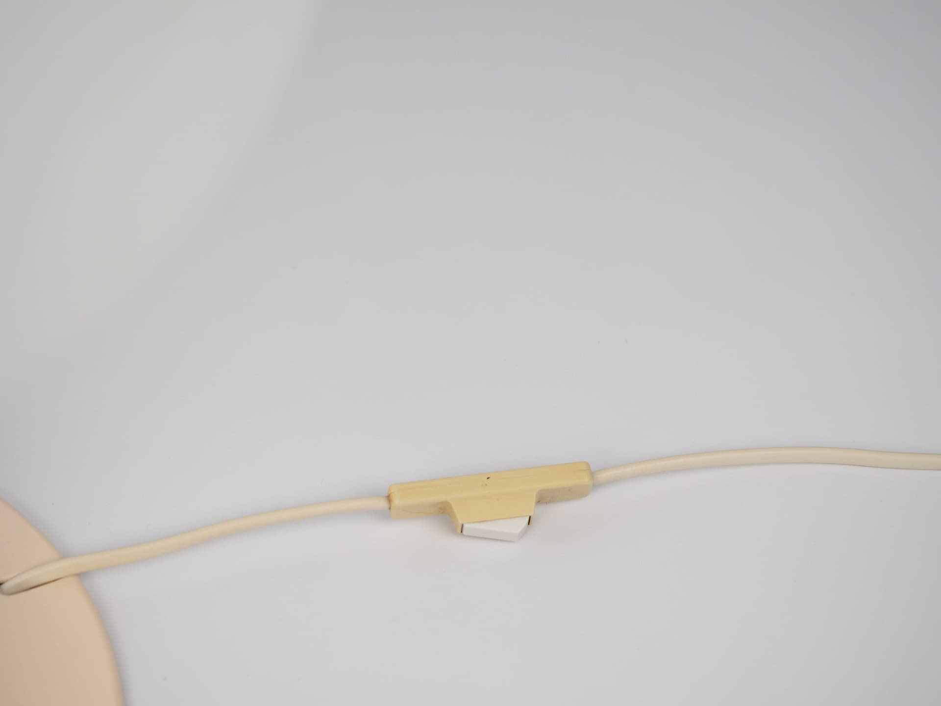 Lampa stołowa Panthella, plastik biały, plastik beżowy, proj. V. Panton, Louis Poulsen, Dania, lata 70. - 241403