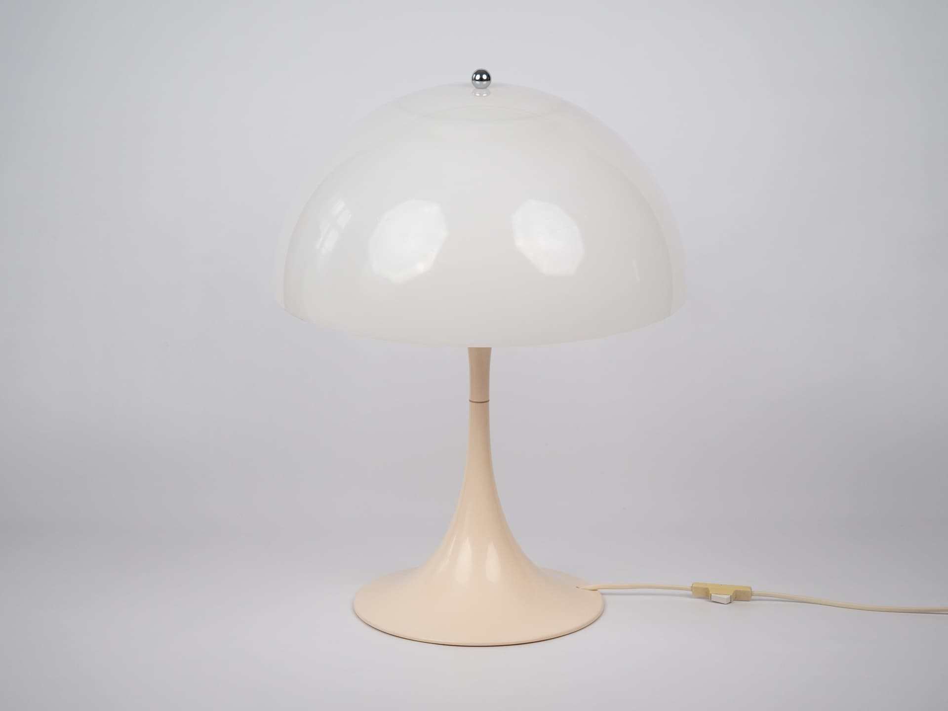 Lampa stołowa Panthella, plastik biały, plastik beżowy, proj. V. Panton, Louis Poulsen, Dania, lata 70. - 241401