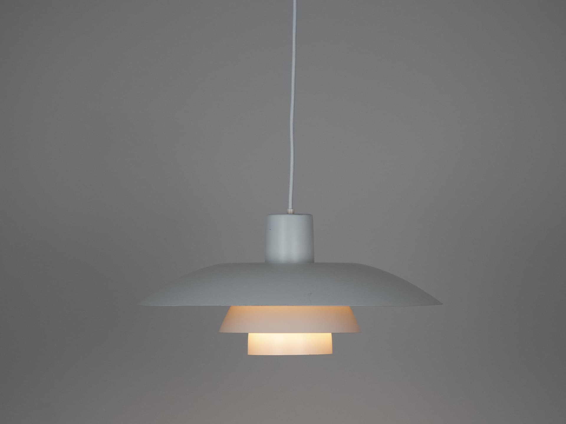 Lampa wisząca PH 4/3, biały, aluminium, proj. P. Henningsen, Louis Poulsen, Dania, lata 90. - 242659