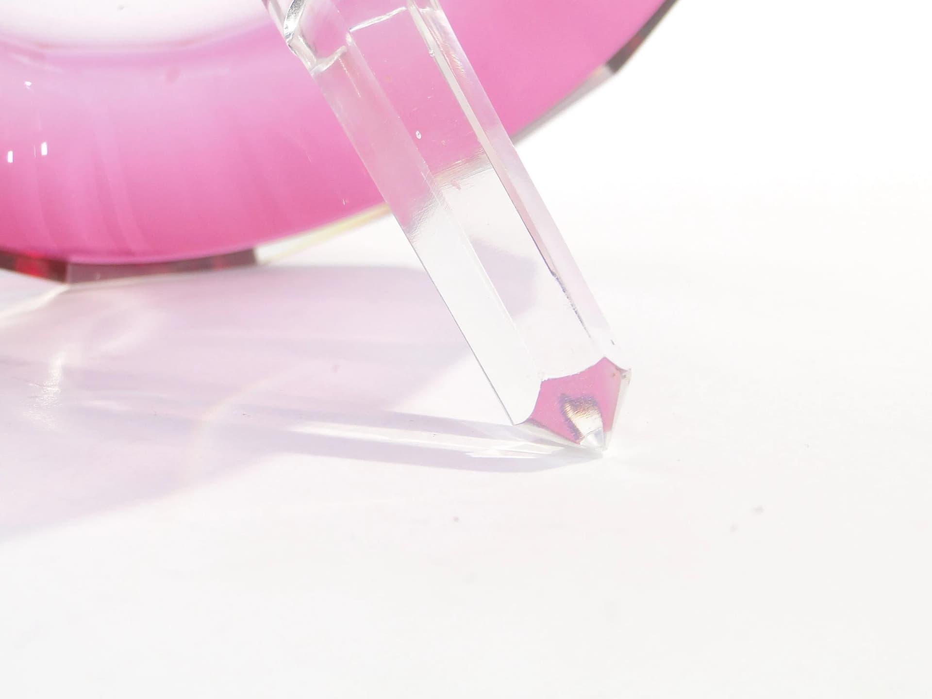 Postument na pierścionki, kryształ różowy, Baccarat, Francja, początek XX w. - 17934