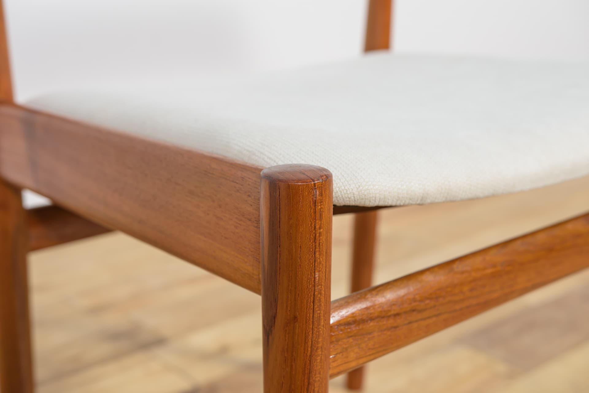 Komplet czterech krzeseł, teak, bawełna beżowa, Wielka Brytania, lata 60. - 243130