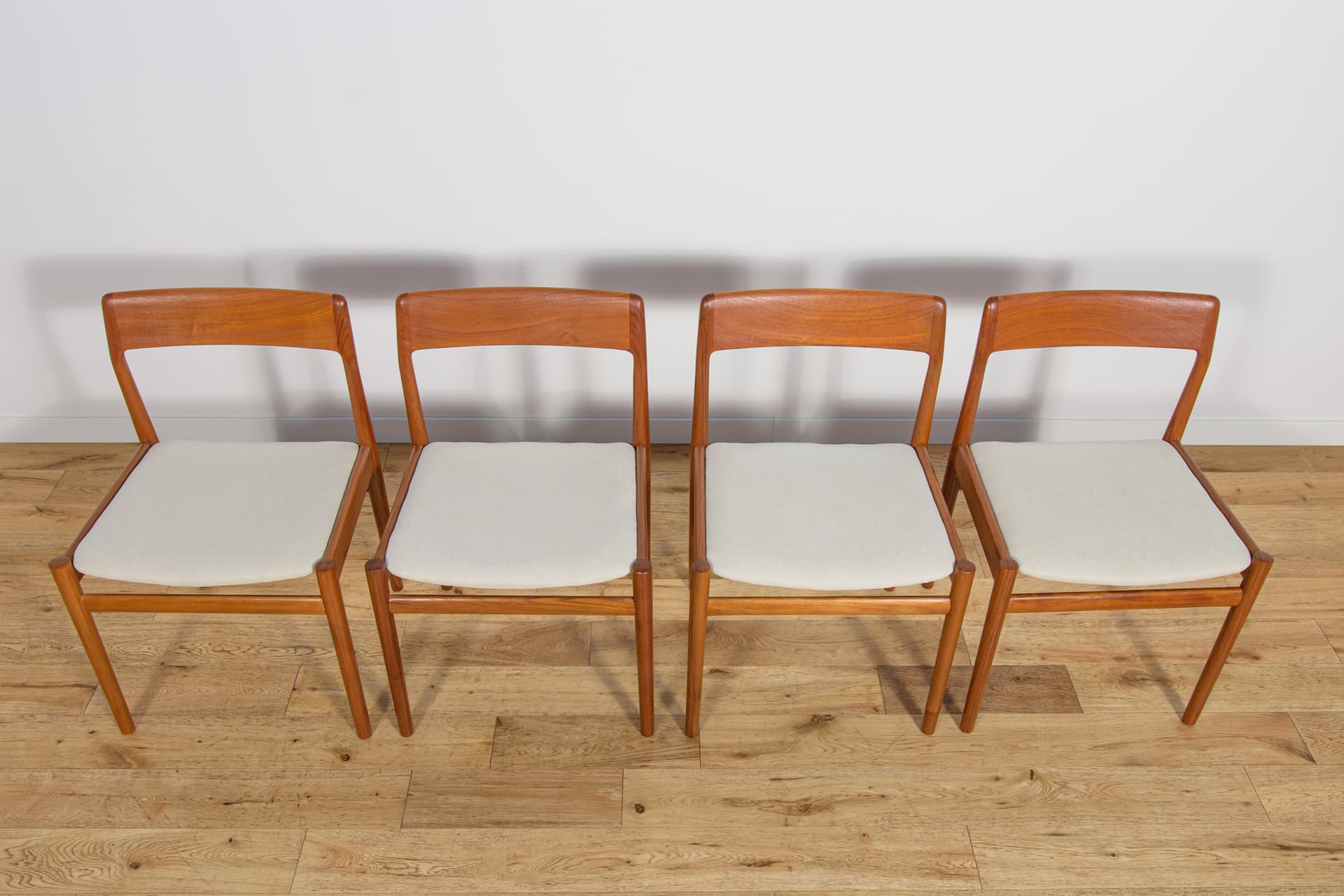 Komplet czterech krzeseł, teak, bawełna beżowa, Wielka Brytania, lata 60. - 243120