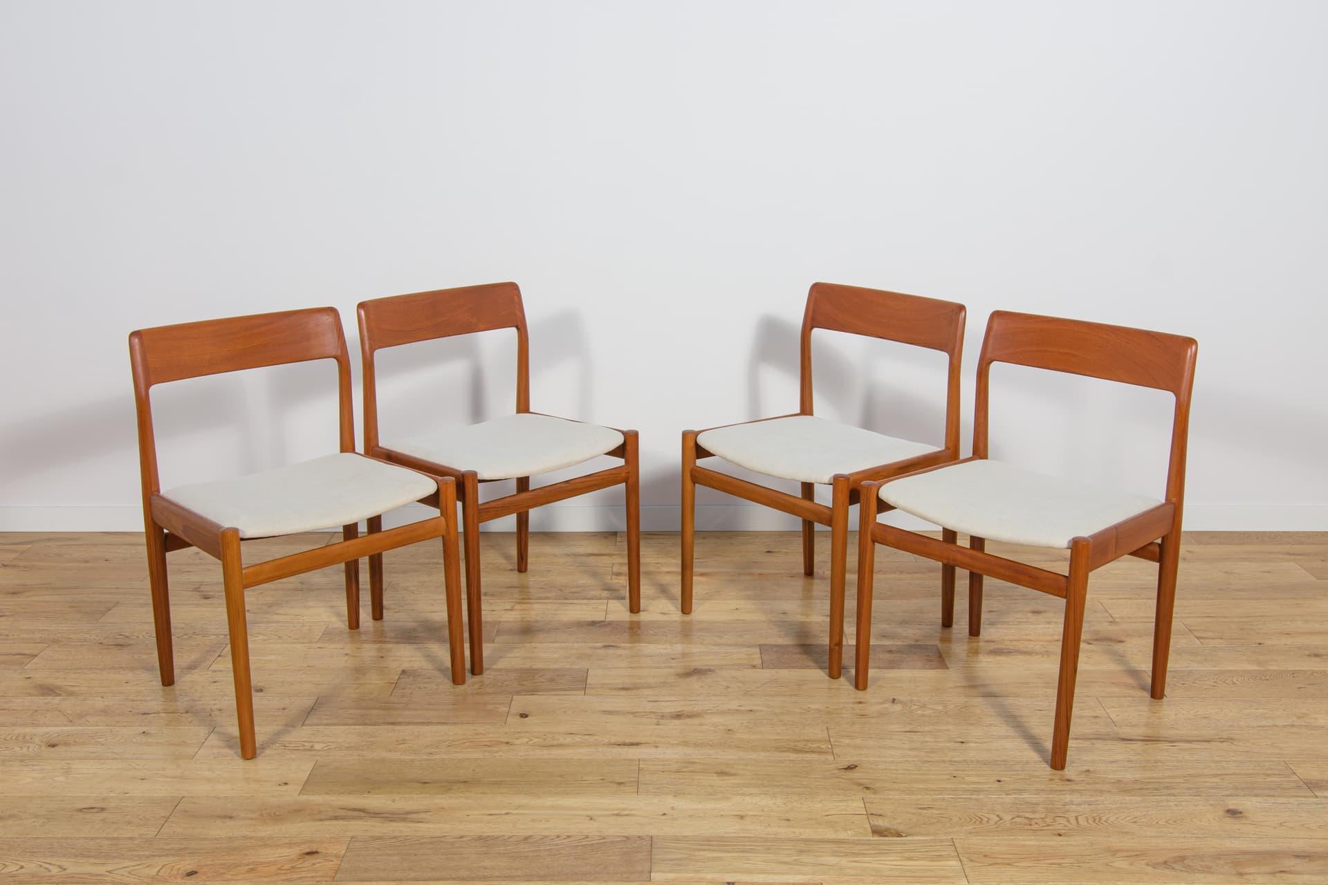 Komplet czterech krzeseł, teak, bawełna beżowa, Wielka Brytania, lata 60. - 243118