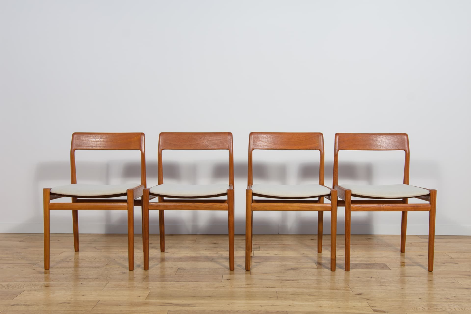 Komplet czterech krzeseł, teak, bawełna beżowa, Wielka Brytania, lata 60. - 243119