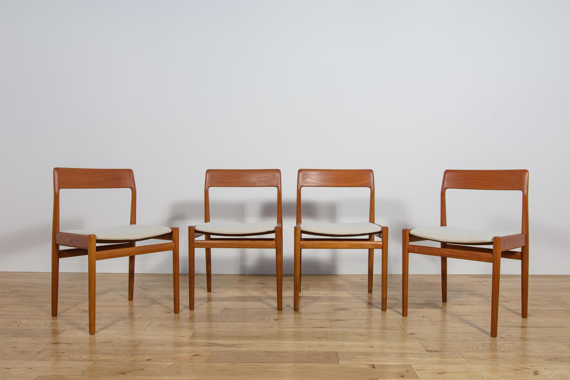 Komplet czterech krzeseł, teak, bawełna beżowa, Wielka Brytania, lata 60. - 243121