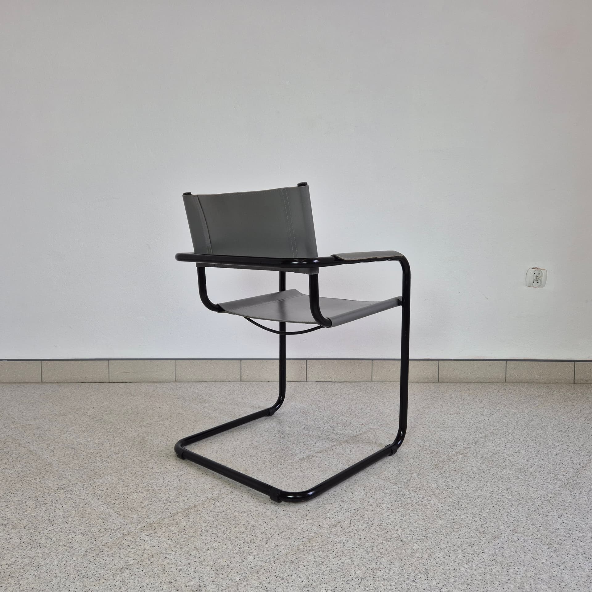 Krzesło nawiązanie do S34, skóra szara, stal czarna, proj. M. Stam, lata 80. - 243352