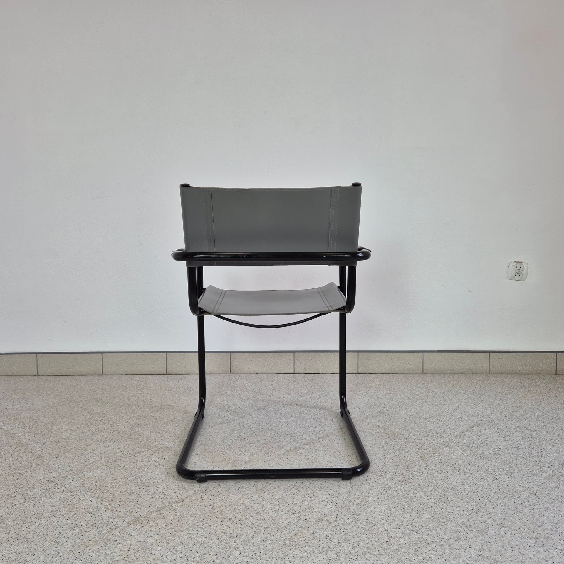 Krzesło nawiązanie do S34, skóra szara, stal czarna, proj. M. Stam, lata 80. - 243353