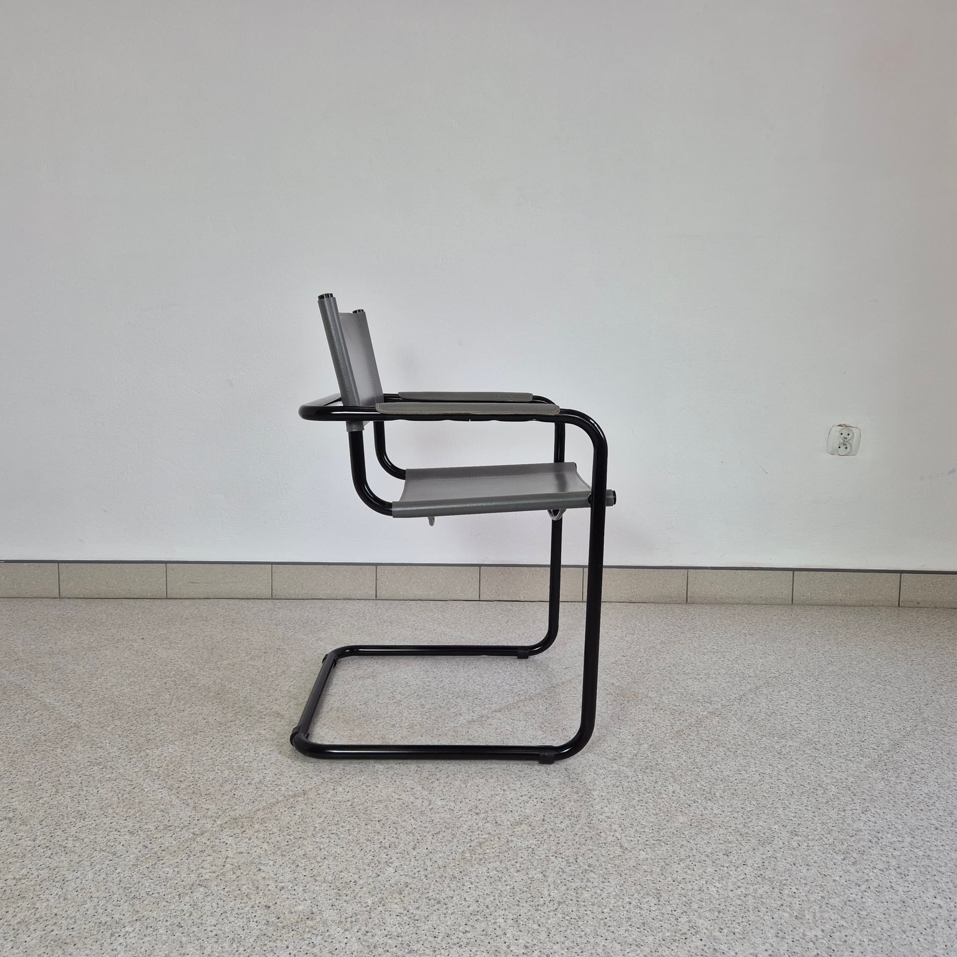 Krzesło nawiązanie do S34, skóra szara, stal czarna, proj. M. Stam, lata 80. - 243356