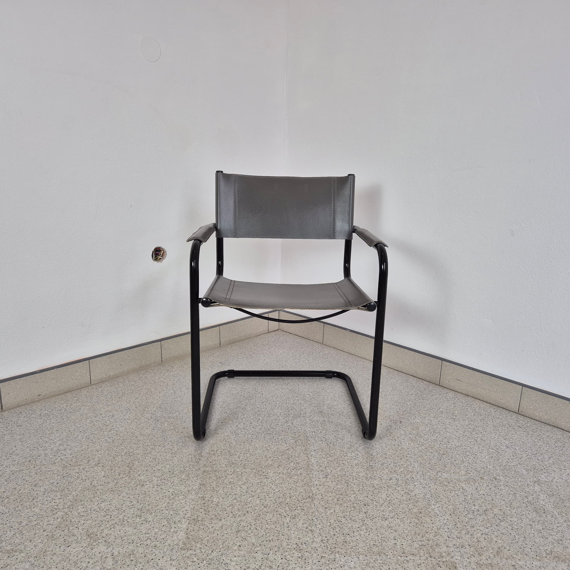 Krzesło nawiązanie do S34, skóra szara, stal czarna, proj. M. Stam, lata 80. - 243354