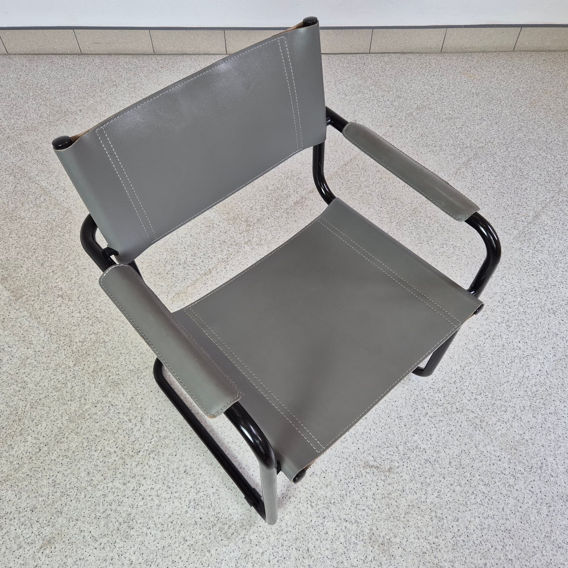 Krzesło nawiązanie do S34, skóra szara, stal czarna, proj. M. Stam, lata 80. - 243357
