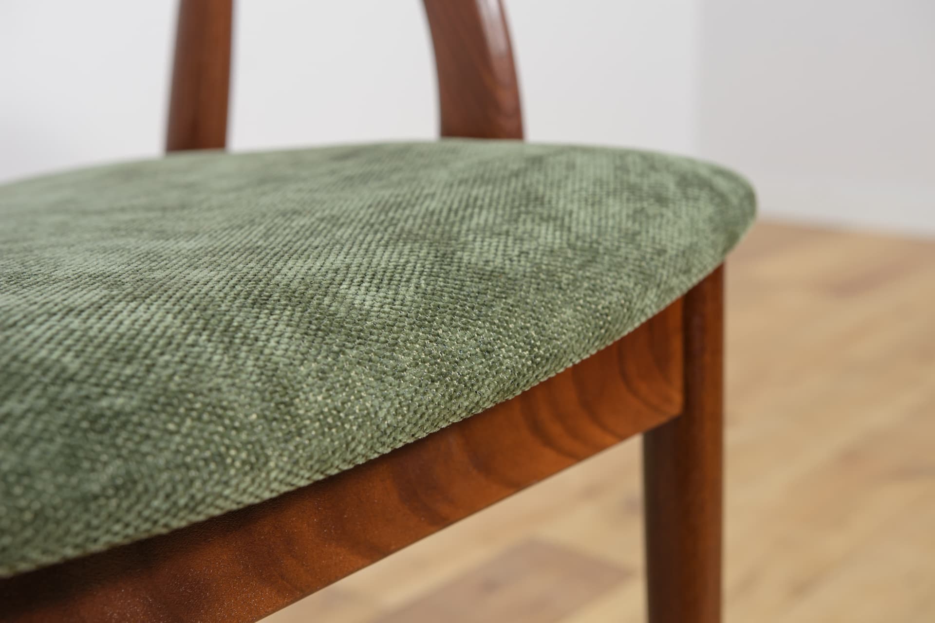 Komplet sześciu krzeseł, teak brązowy, tkanina syntetyczna zielona, Dania, lata 60. - 243589