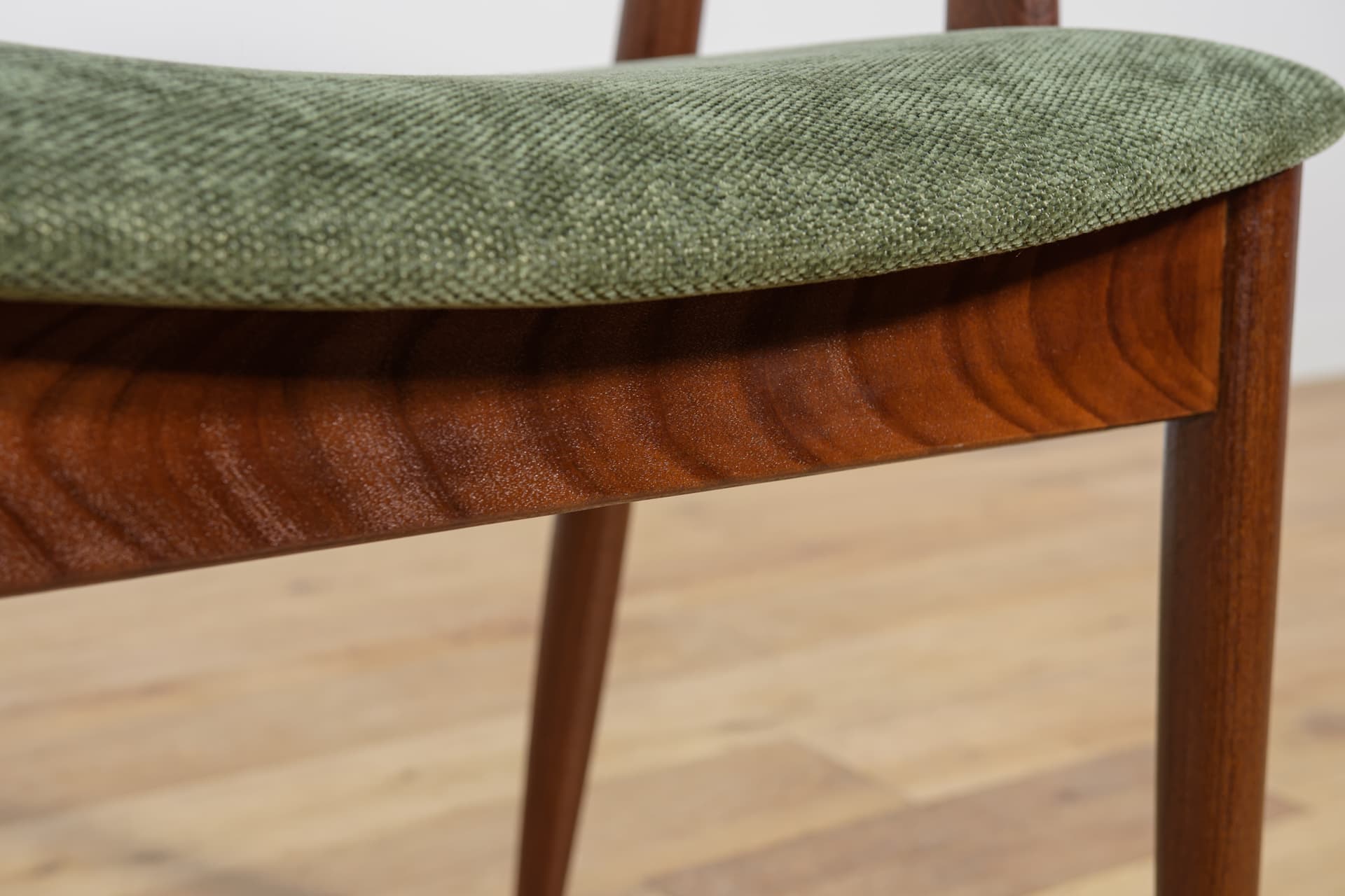 Komplet sześciu krzeseł, teak brązowy, tkanina syntetyczna zielona, Dania, lata 60. - 243591