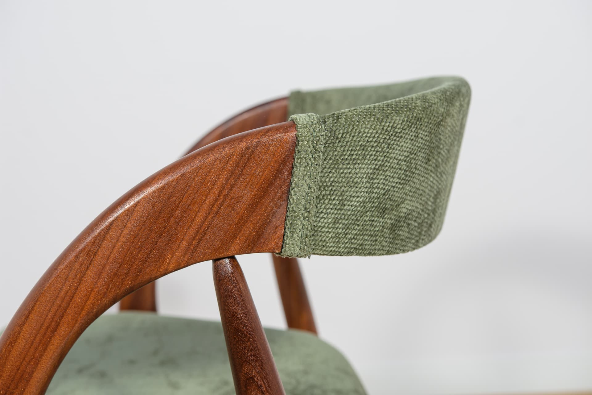 Komplet sześciu krzeseł, teak brązowy, tkanina syntetyczna zielona, Dania, lata 60. - 243593