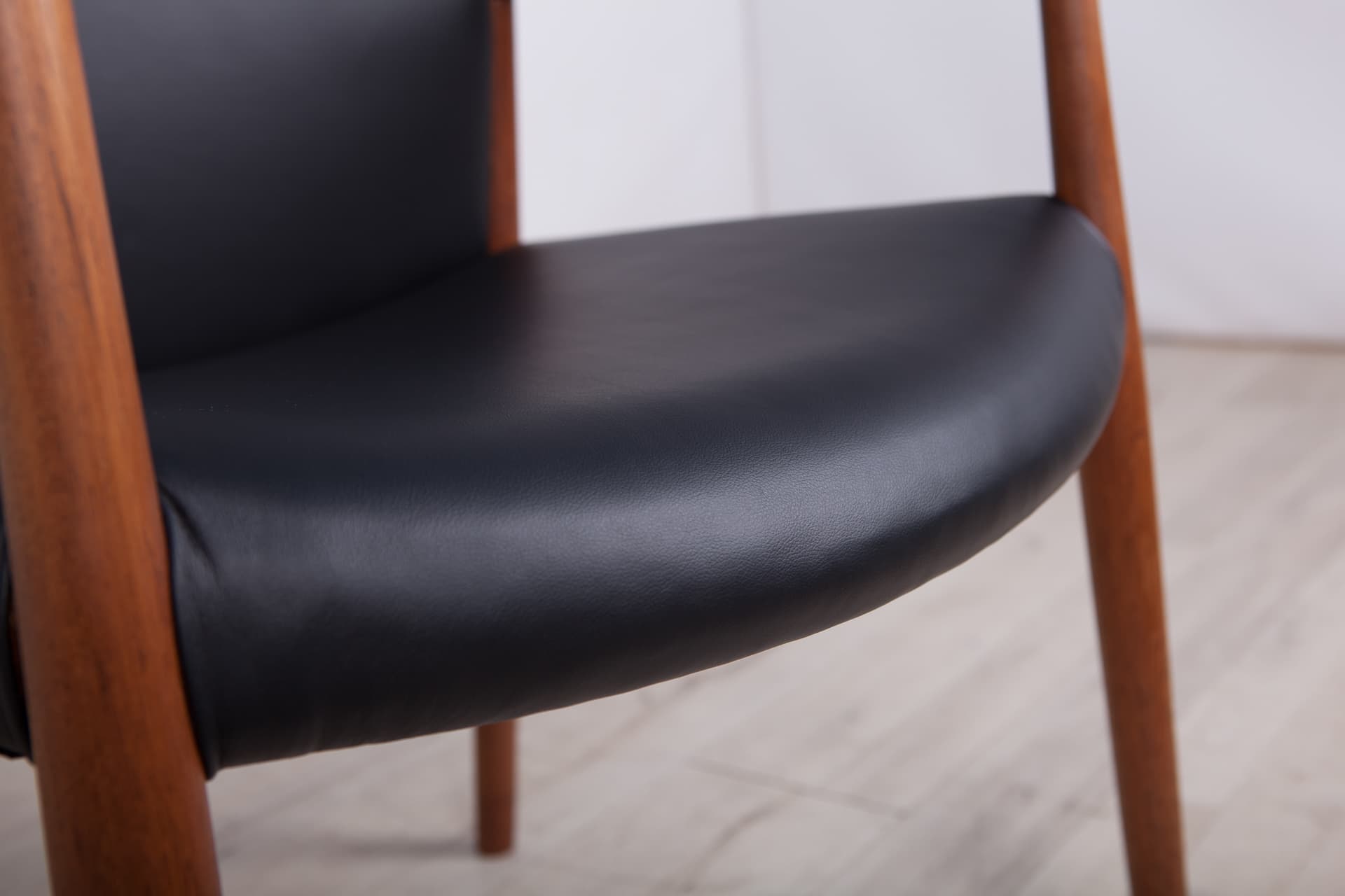 Fotel, teak, skóra czarna, proj. A. B. Madsen, E. Larsen, Fritz Hansen, Dania, lata 50. - 243604