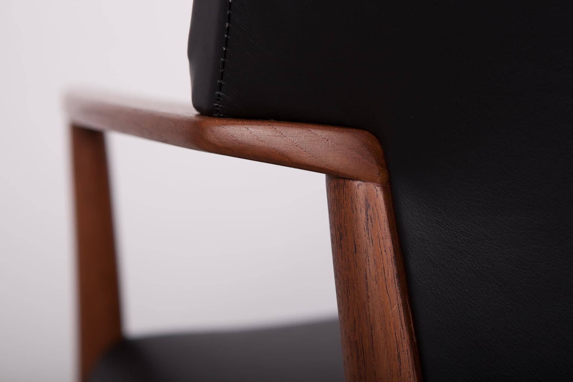 Fotel, teak, skóra czarna, proj. A. B. Madsen, E. Larsen, Fritz Hansen, Dania, lata 50. - 243606