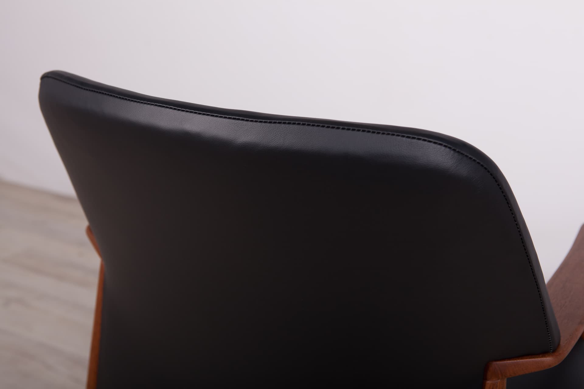 Fotel, teak, skóra czarna, proj. A. B. Madsen, E. Larsen, Fritz Hansen, Dania, lata 50. - 243602