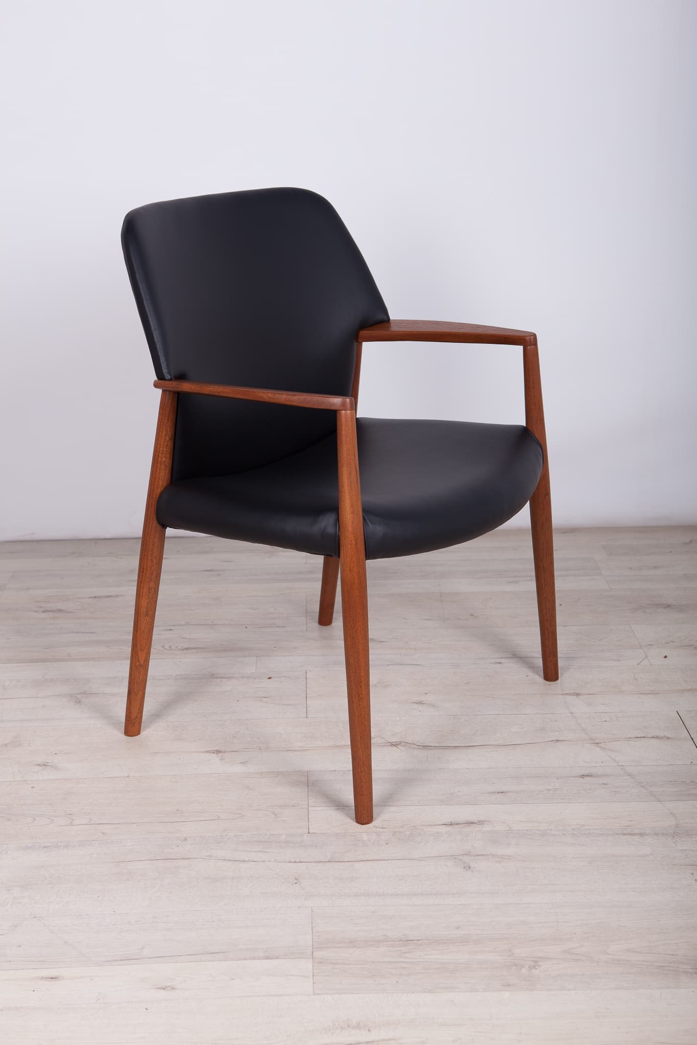 Fotel, teak, skóra czarna, proj. A. B. Madsen, E. Larsen, Fritz Hansen, Dania, lata 50. - 243598