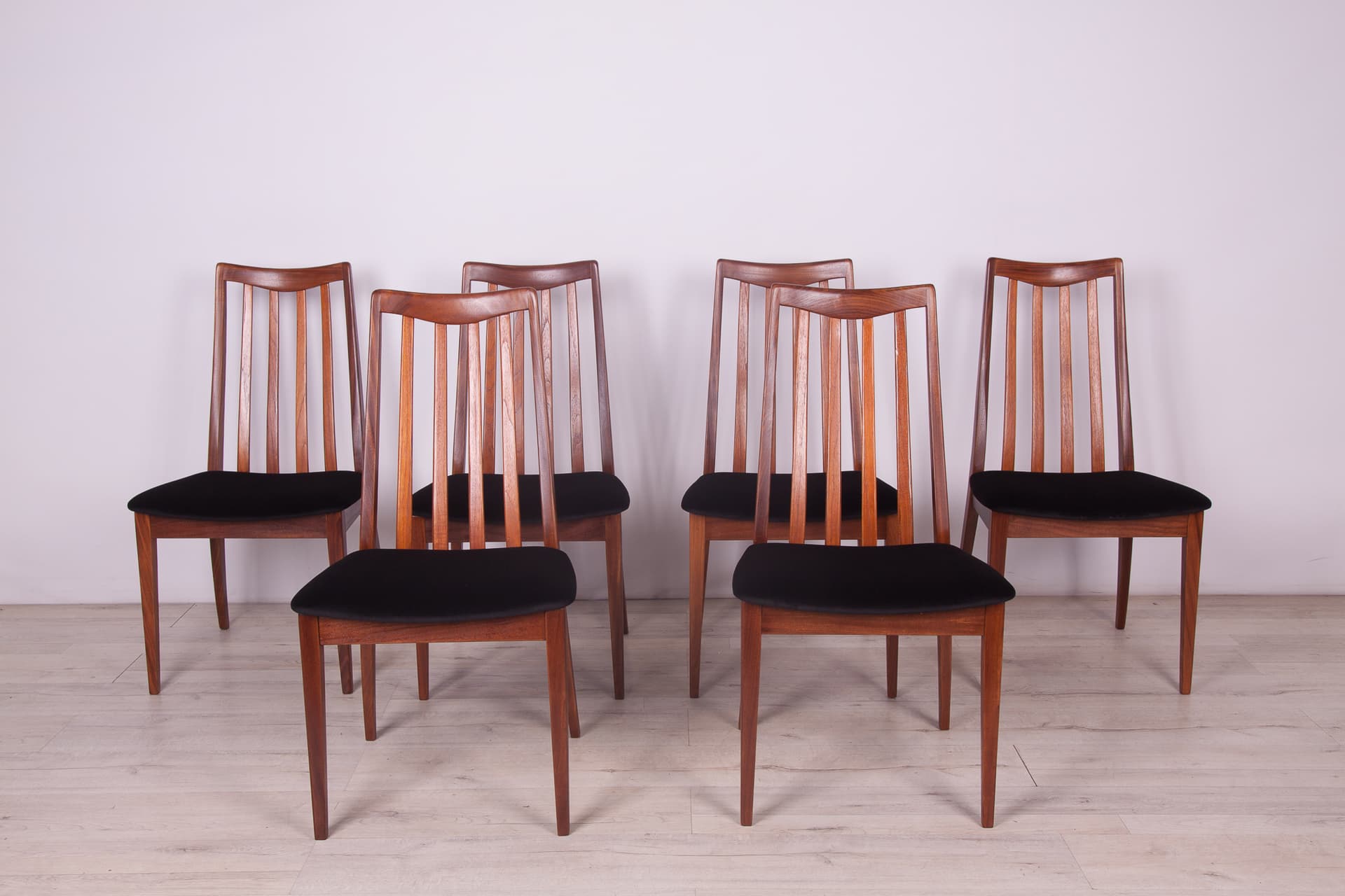 Komplet sześciu krzeseł, velvet czarny, teak brązowy, proj. L. Dandy, G-Plan, Wielka Brytania, lata 60. - 246753