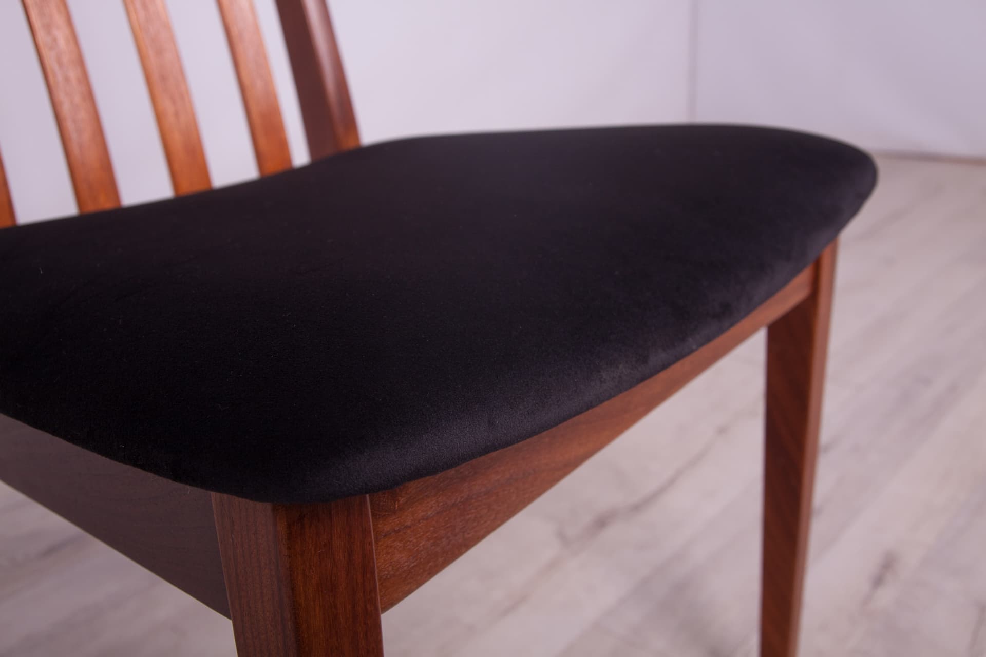 Komplet sześciu krzeseł, velvet czarny, teak brązowy, proj. L. Dandy, G-Plan, Wielka Brytania, lata 60. - 246765