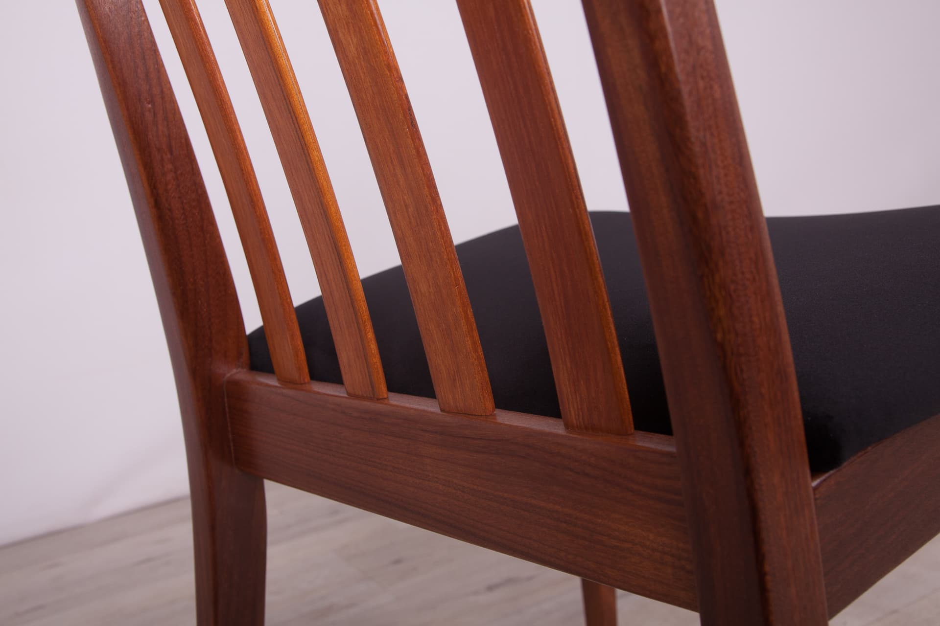 Komplet sześciu krzeseł, velvet czarny, teak brązowy, proj. L. Dandy, G-Plan, Wielka Brytania, lata 60. - 246766