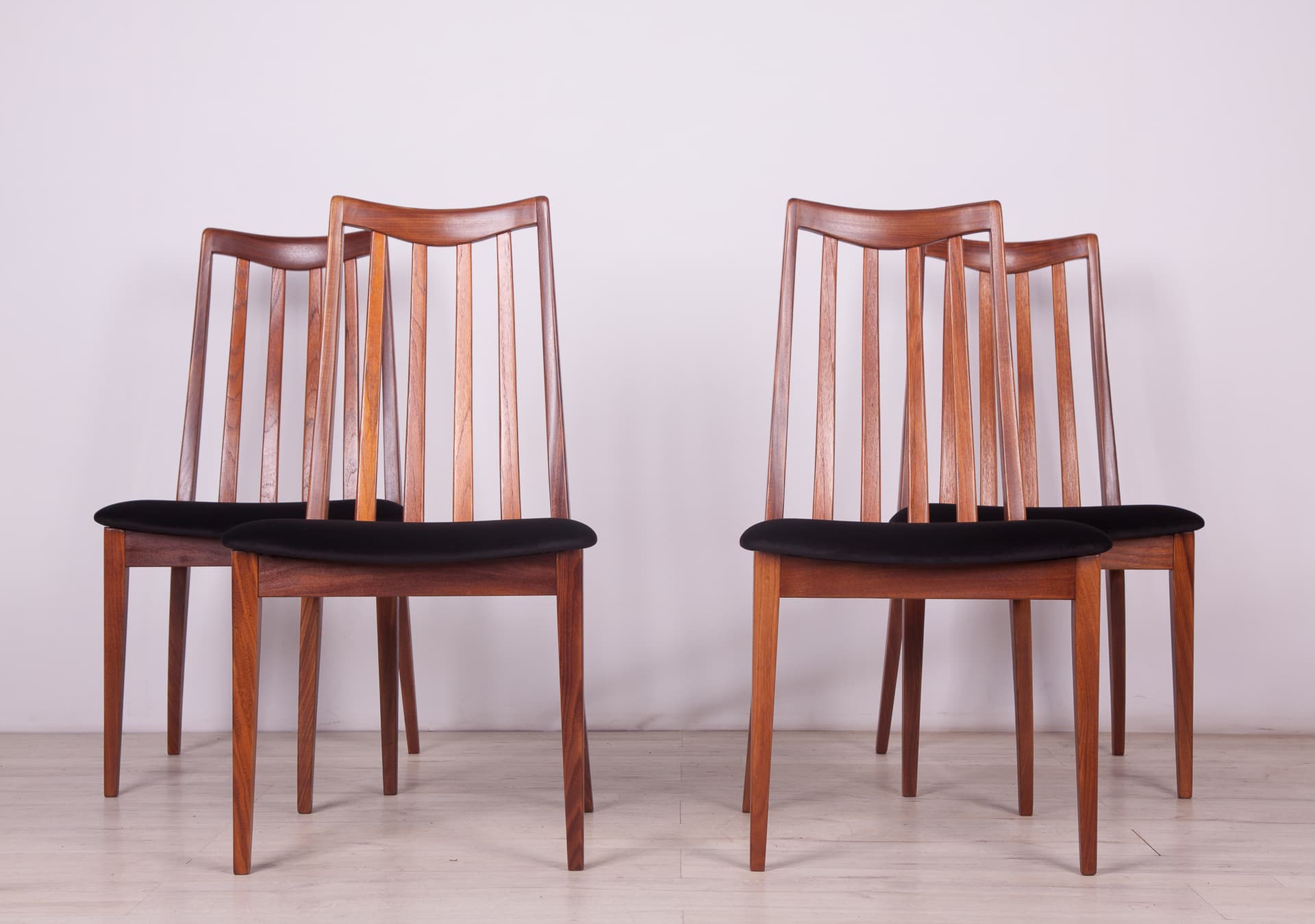 Komplet czterech krzeseł, velvet czarny, teak, proj. L. Dandy, G-Plan, Wielka Brytania, lata 60. - 246861