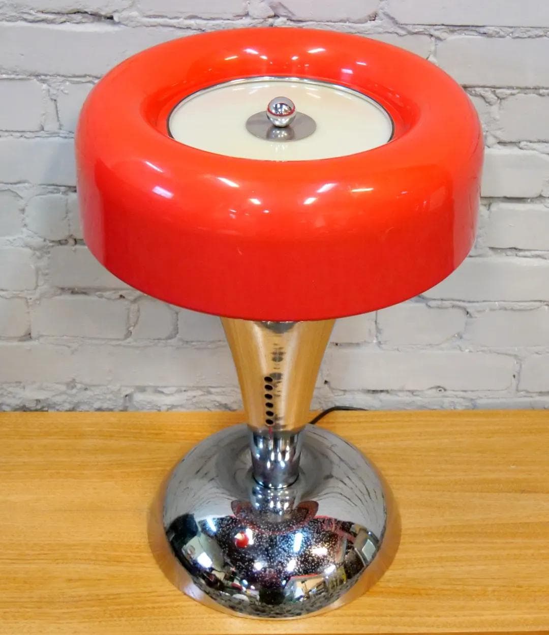 Lampa stołowa Space Era, akryl czerwony, stal chromowana, Węgry, lata 60. - 18526