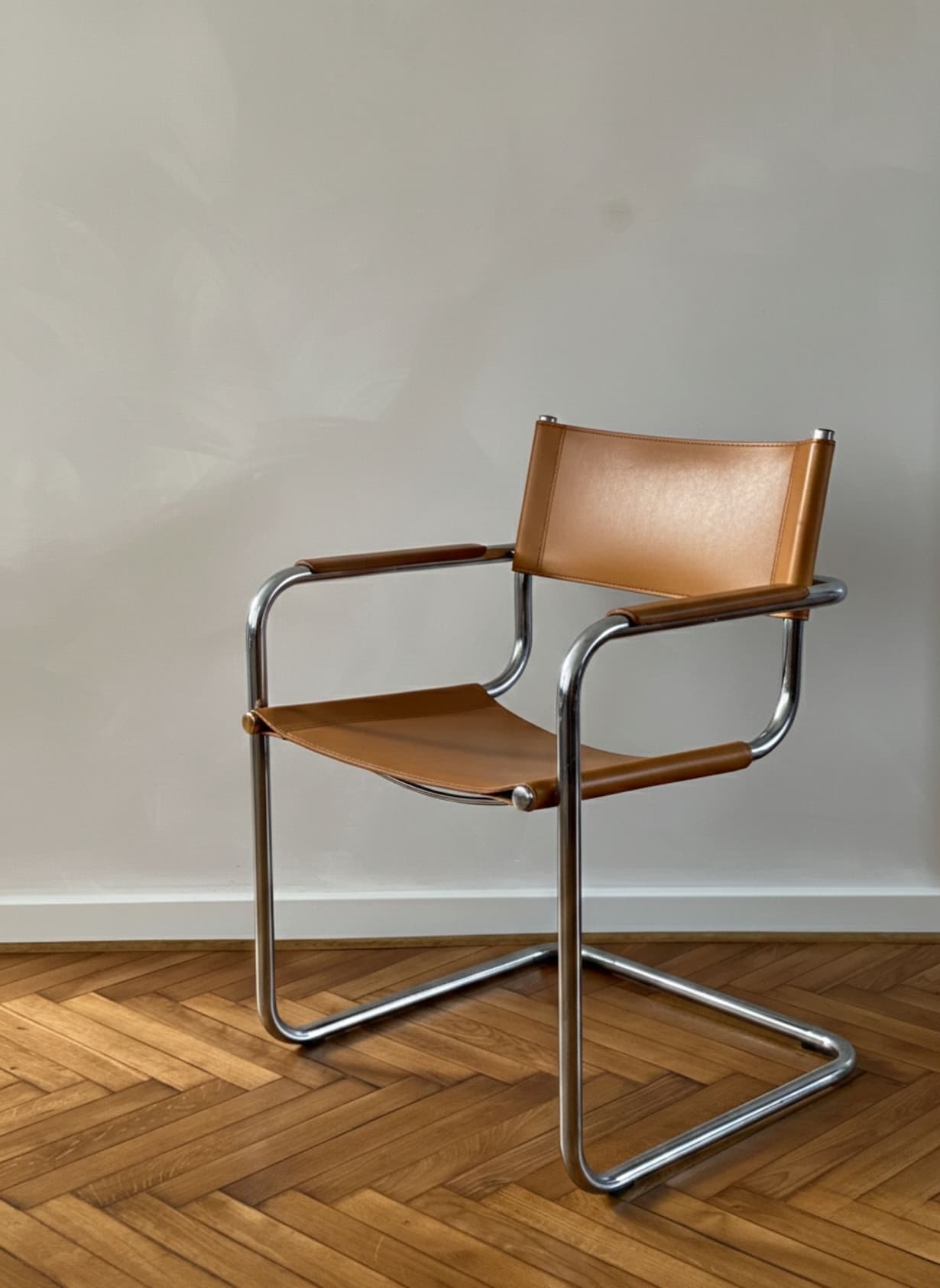 Fotel z giętej stali wg proj. S34, M. Stam, brązowy, skóra naturalna - 250321