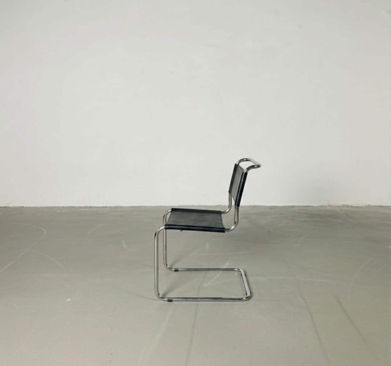 Krzesło z giętej stali wg proj. S33, M. Stam, czarne, skóra naturalna - 261493