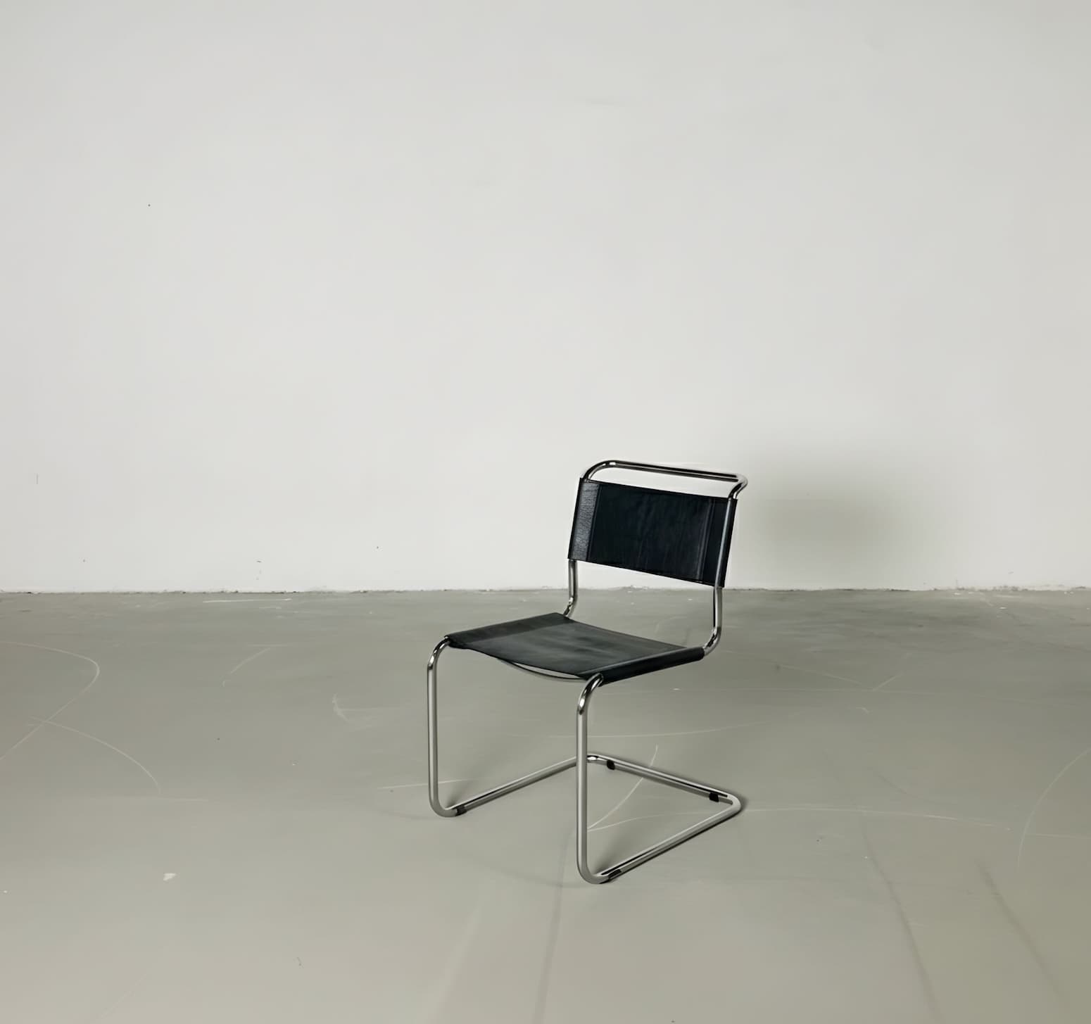 Krzesło z giętej stali wg proj. S33, M. Stam, czarne, skóra naturalna - 261492